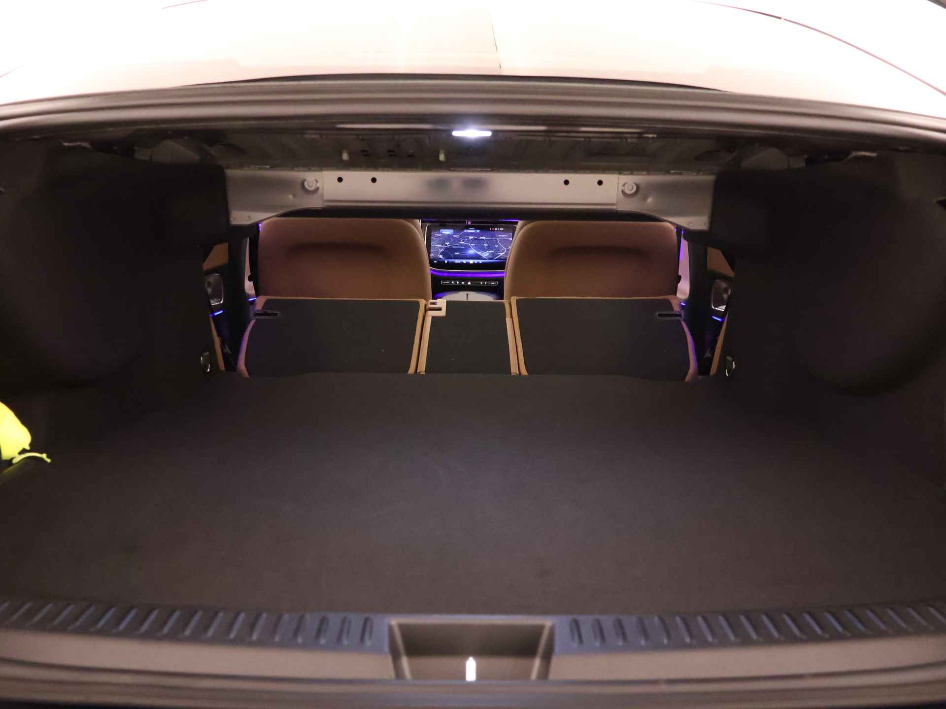 Mercedes-Benz E-Klasse 300 e Luxury Line | Trekhaak | Parkeerpakket met 360°-camera | Dodehoekassistent | Antidiefstalpakket URBAN GUARD PLUS | Burmester® 4D surround sound system | USB-pakket | 	Winter pakket | Ambient lighting plus | - 36/41