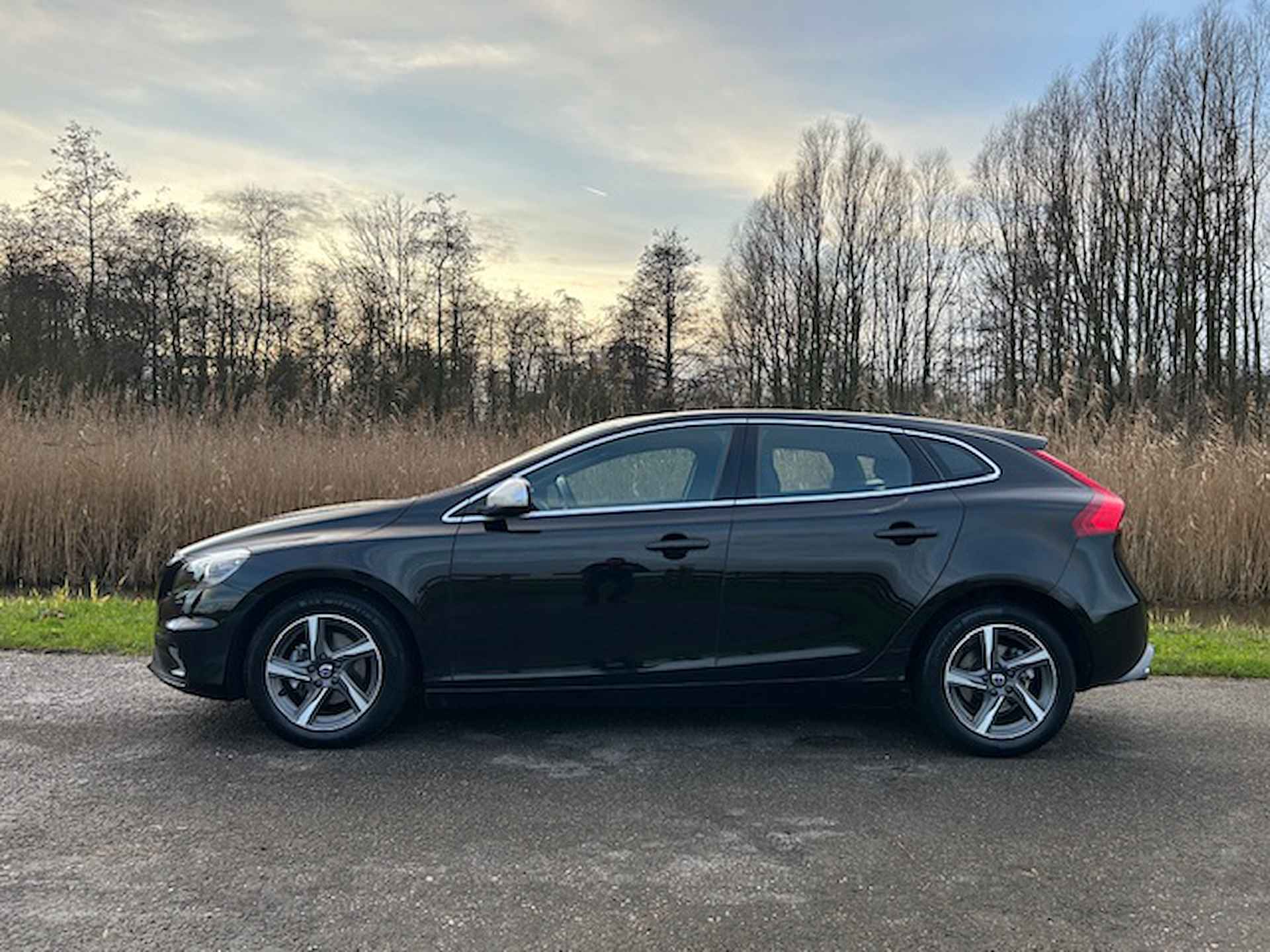 VOLVO V40 2.0 D2 120PK R-Design Business | Trekhaak | Navigatie | Voorruit + Stoelverwarming | Climate control | Cruise control | NAP | Rijklaar prijs! - 4/22