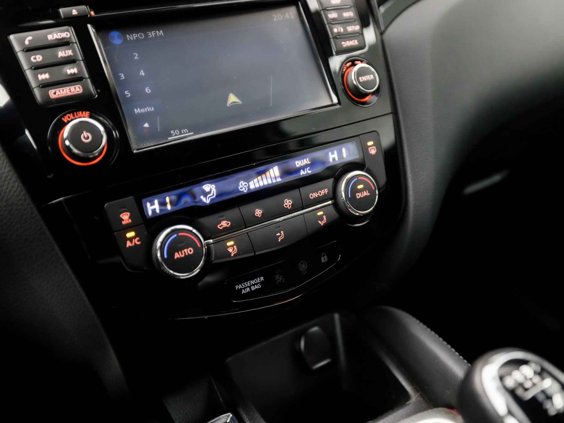 Nissan QASHQAI 1.2 Connect Sport (PANORAMADAK, NAVIGATIE, CLIMATE, 360 CAMERA, GETINT GLAS, SPORTSTOELEN, TREKHAAK, PARKEERSENSOREN, CRUISE, NIEUWE APK, NIEUWSTAAT) - 10/30