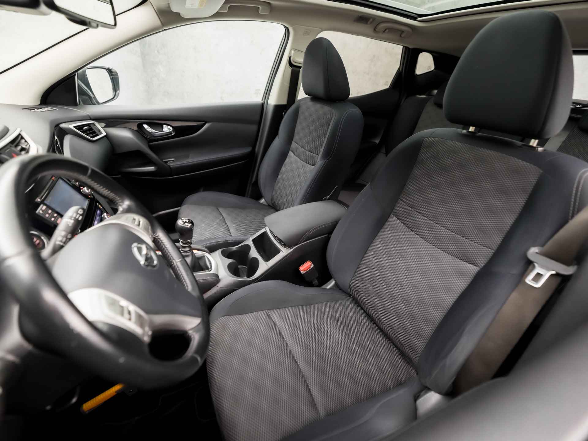 Nissan QASHQAI 1.2 Connect Sport (PANORAMADAK, NAVIGATIE, CLIMATE, 360 CAMERA, GETINT GLAS, SPORTSTOELEN, TREKHAAK, PARKEERSENSOREN, CRUISE, NIEUWE APK, NIEUWSTAAT) - 14/30