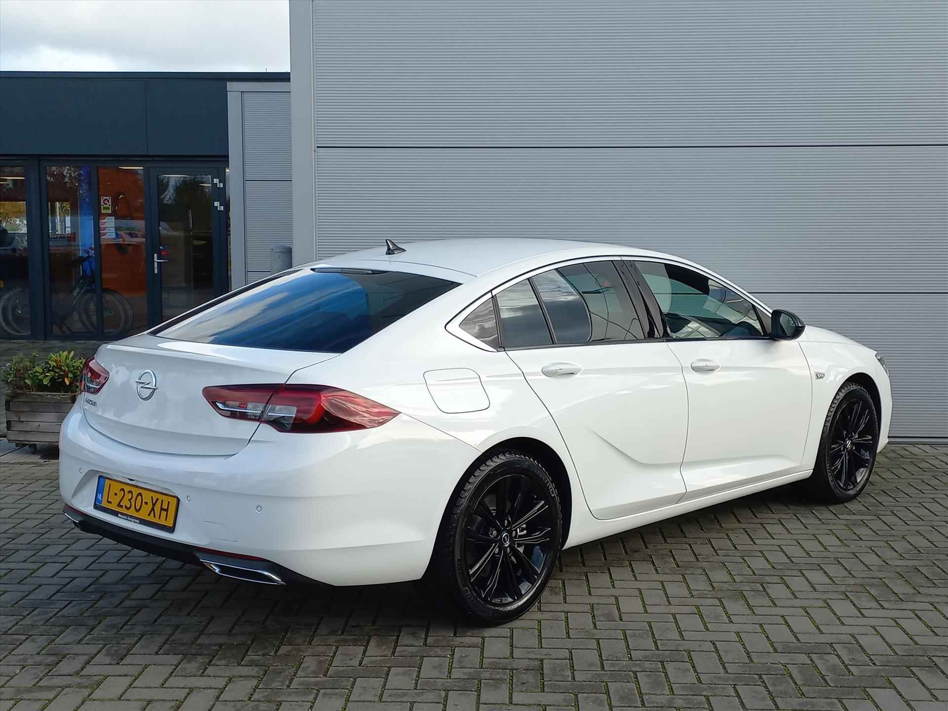 Opel Insignia Grand Sport 2.0T 200pk Business Elegance Automaat | Climate control | Navigatie | Winterpack | Open dak | Bose Sound System - 4/57