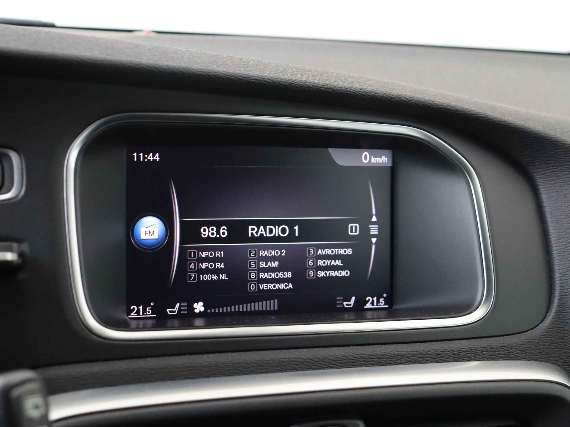 Volvo V40 2.0 T2 Nordic+ 123 pk 5 deurs | Navigatie | Climate Control | Stoel verwarming - 15/31