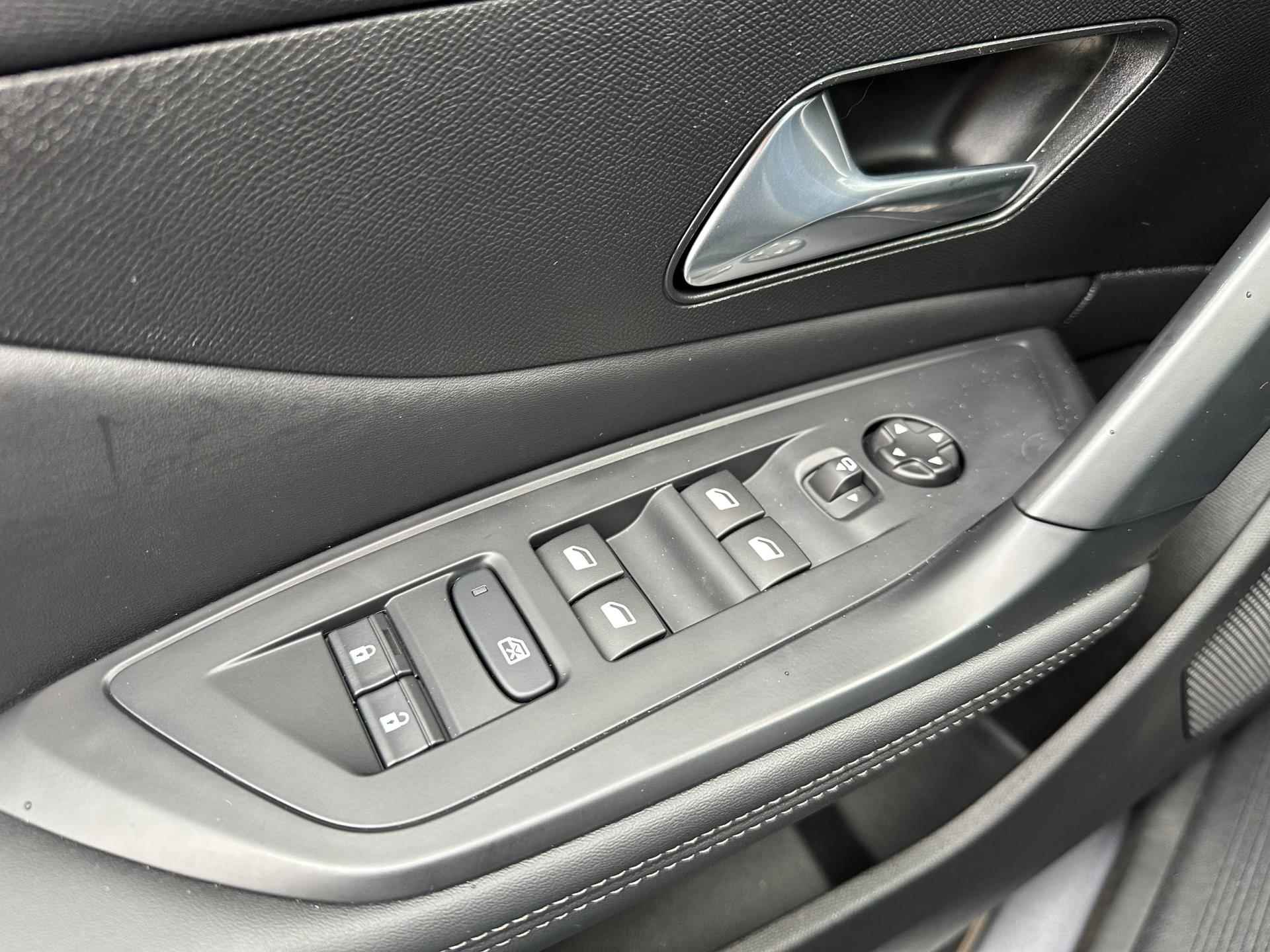 Peugeot 308 1.2 PureTech Allure + Camera | ACC | LED | Apple | Stoelverwarming | Climate | Rijklaarprijs - 19/30