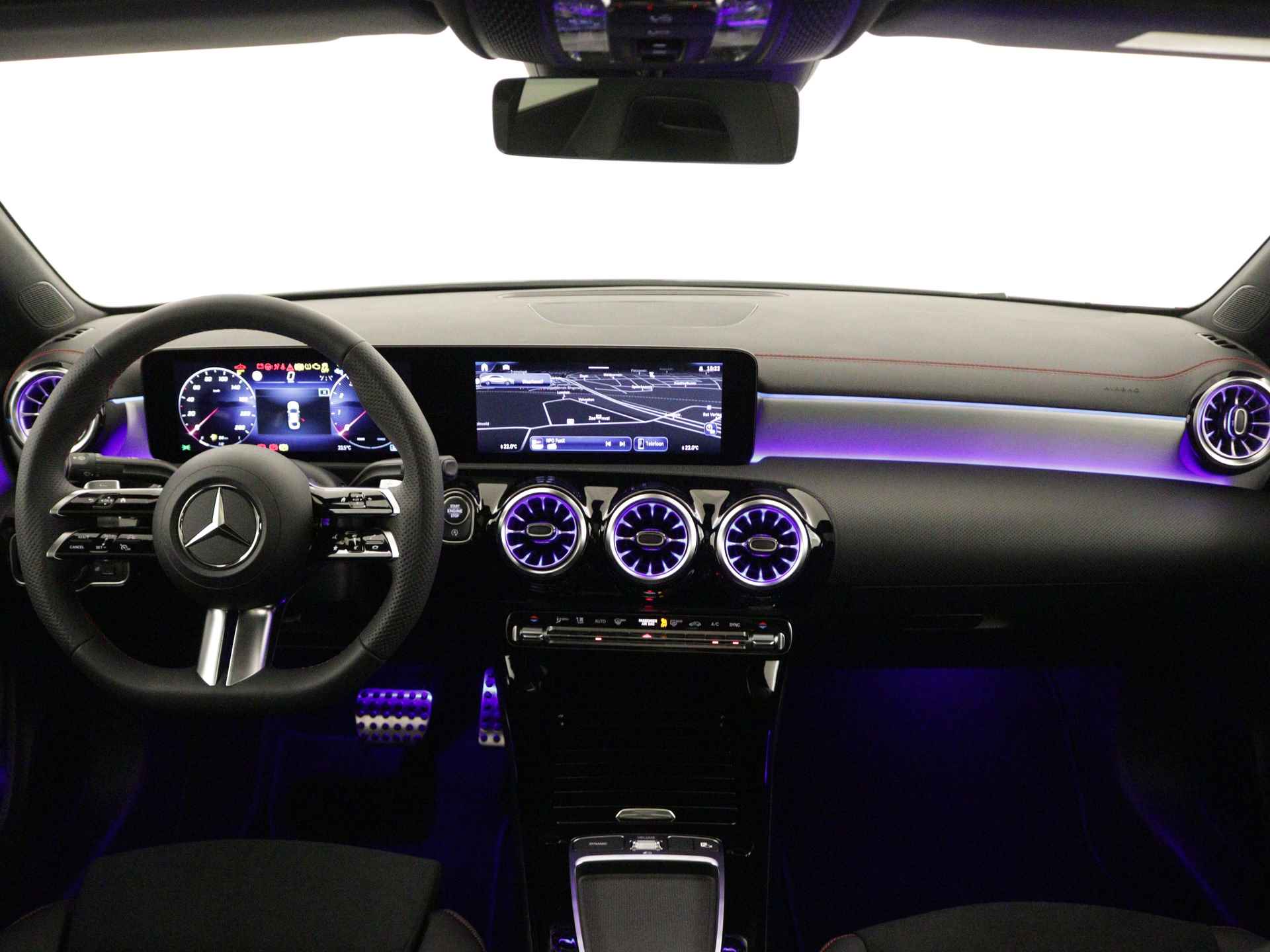 Mercedes-Benz CLA-Klasse 180 AMG Line | Panoramaschuifdak | Nightpakket | Premium Pakket | USB pakket plus | Dodehoekassistent | Sfeerverlichting | KEYLESS GO-comfortpakket | Parkeerpakket met achteruitrijcamera | - 5/39