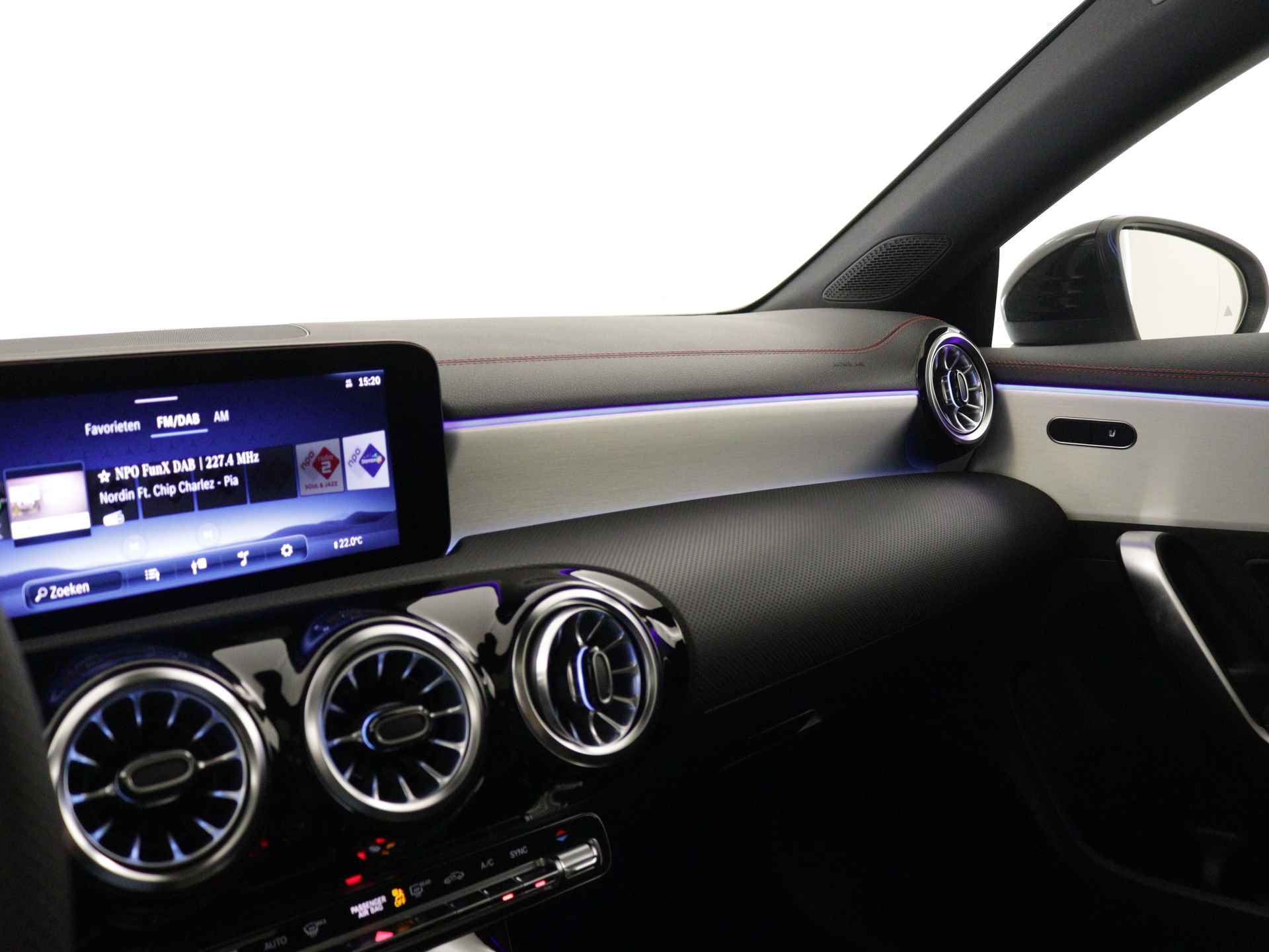 Mercedes-Benz CLA-Klasse 180 AMG Line | Panoramaschuifdak | Nightpakket | Premium Pakket | USB pakket plus | Dodehoekassistent | Sfeerverlichting | KEYLESS GO-comfortpakket | Parkeerpakket met achteruitrijcamera | - 7/39