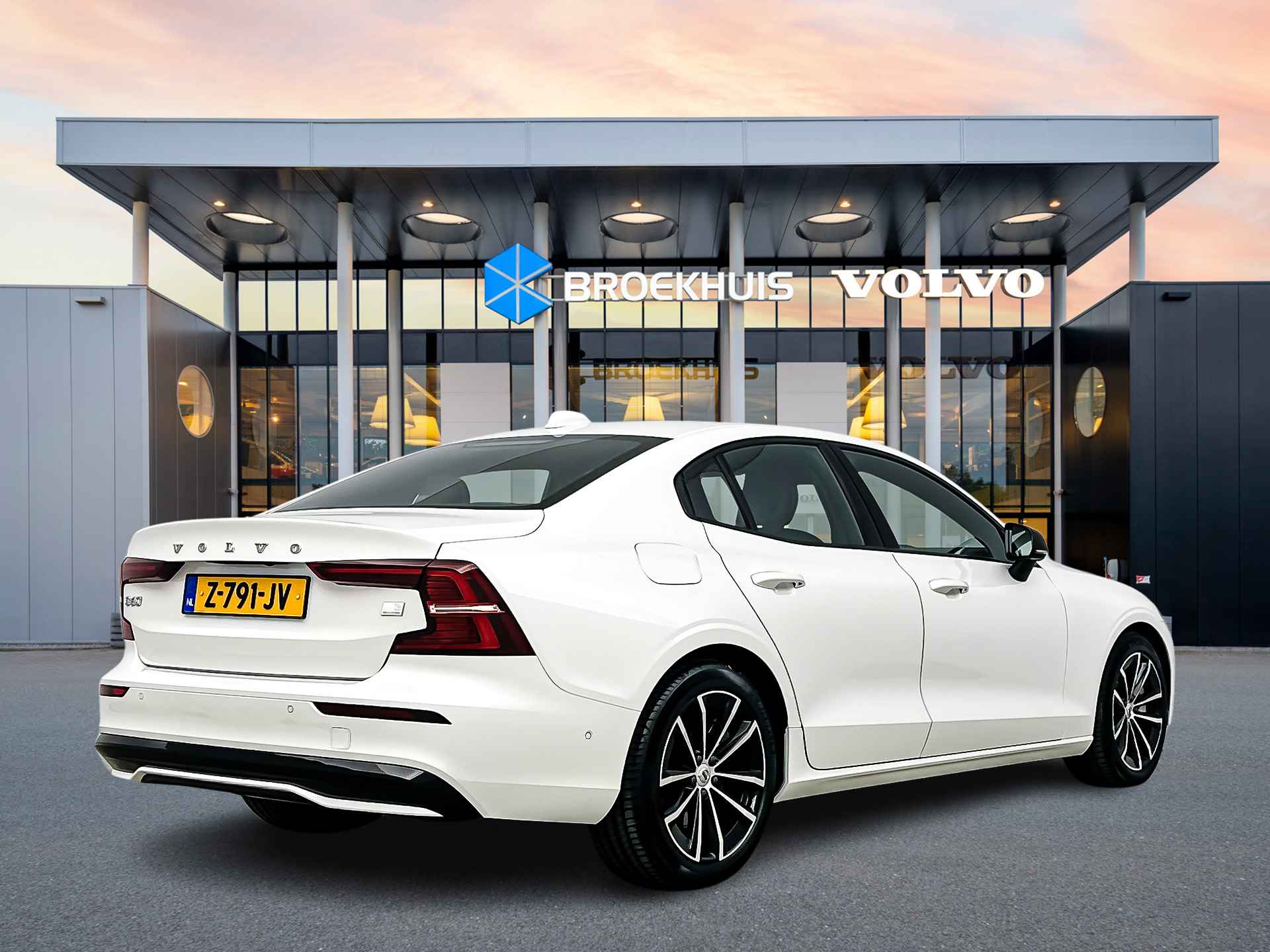 Volvo S60 T6 Recharge AWD Ultimate Dark | Bowers & Wilkins | 360 Camera | Sportstoelen | Head-up | Trekhaak | BLIS - 4/36