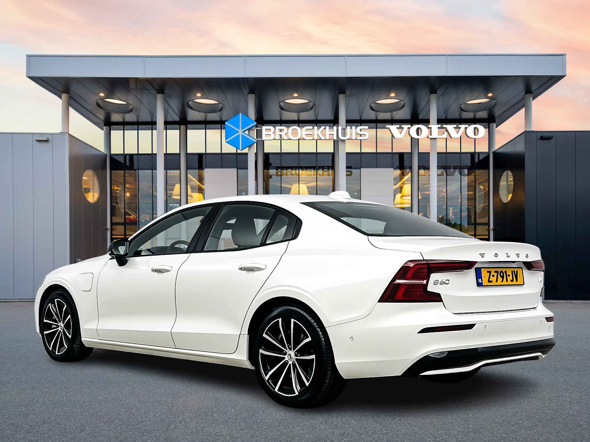 Volvo S60 T6 Recharge AWD Ultimate Dark | Bowers & Wilkins | 360 Camera | Sportstoelen | Head-up | Trekhaak | BLIS - 5/36