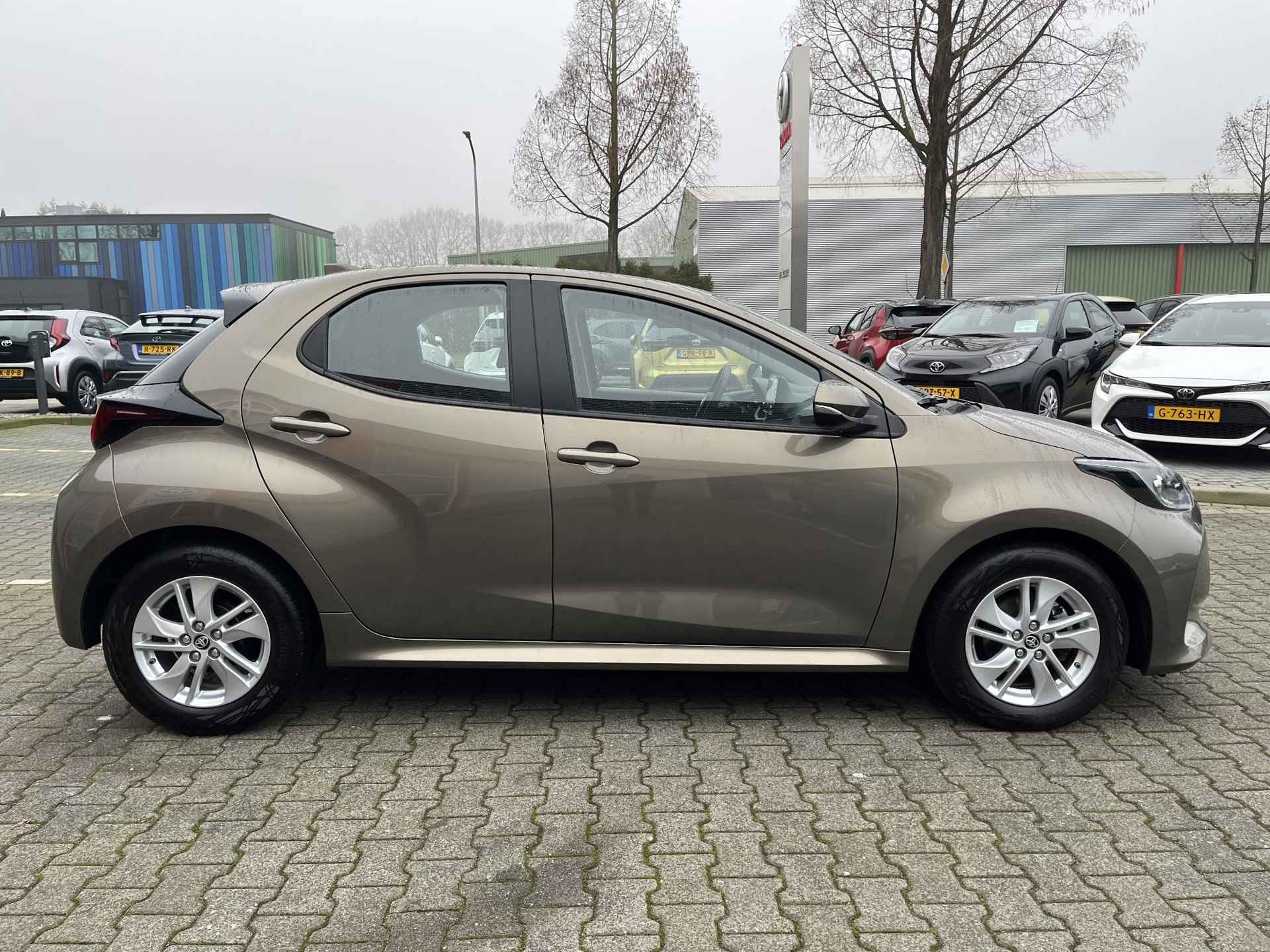 Toyota Yaris 1.5 VVT-i AUTOMAAT STOELVERW APPLE/ANDROID AIRCO AD-CRUISE LAGE KM-STAND - 29/31