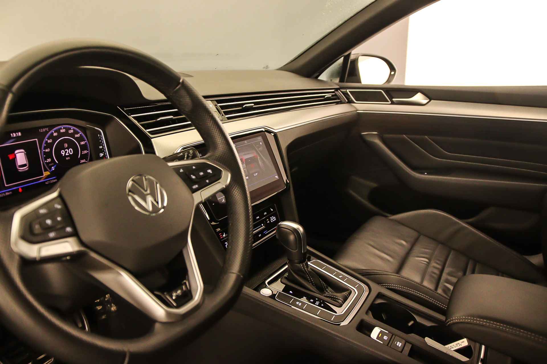 Volkswagen Passat Variant R-Line Business 1.5 TSI 150pk DSG Automaat Panoramadak, Trekhaak, Lederen bekleding, Navigatie, Adaptive cruise control, Airco, Stoelverwarming, Achteruitrijcamera, Elektrische achterklep - 5/48