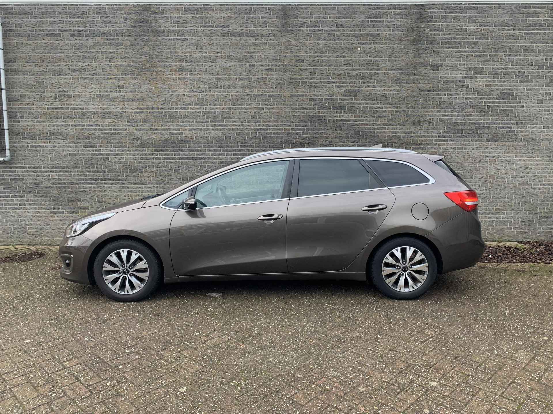 Kia cee'd Sportswagon 1.6 GDI DynamicLine | Navigatie | Camera | Climate control | Cruise Control | Instelbare stuurbekrachtiging | PDC | LMV 16 inch - 2/22