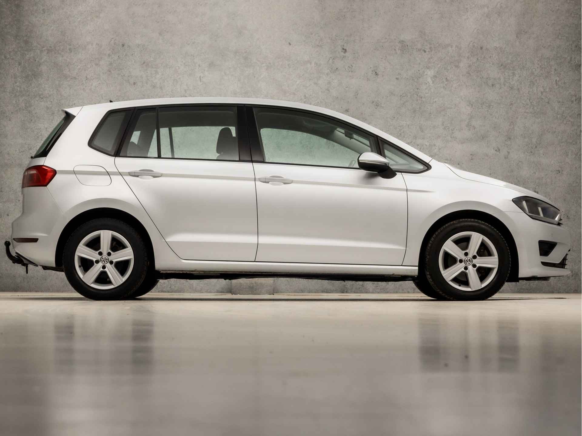 Volkswagen Golf Sportsvan 1.2 TSI Highline Automaat (NAVIGATIE, CLIMATE, STOELVERWARMING, TREKHAAK, SPORTSTOELEN, CRUISE, PARKEERSENSOREN, NIEUWSTAAT) - 4/33