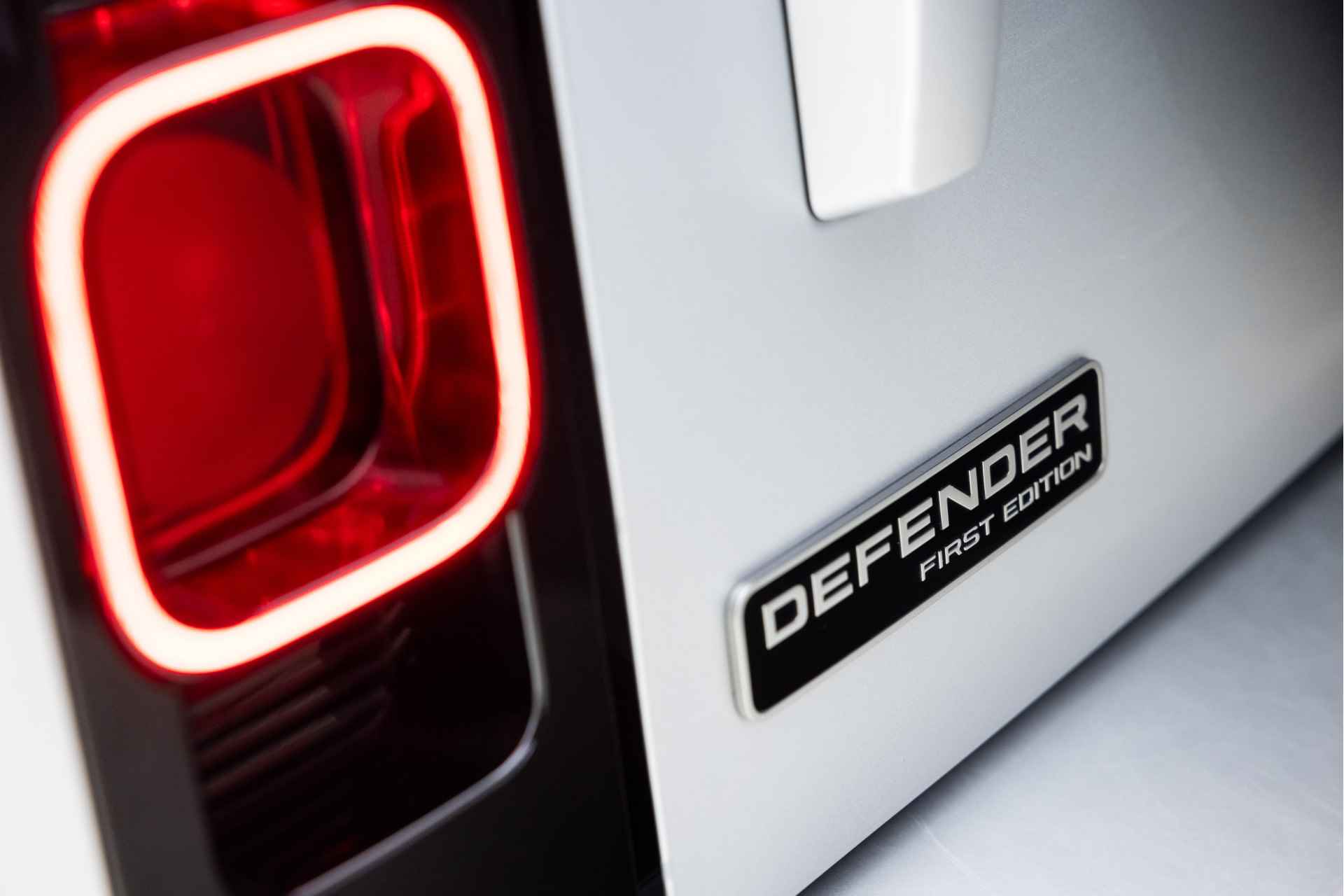 Land Rover Defender 3.0 P400 110 First Edition | 22 Inch Urban | Panoramadak | EL. trekhaak | Meridian | Luchtvering | Standkachel - 26/43