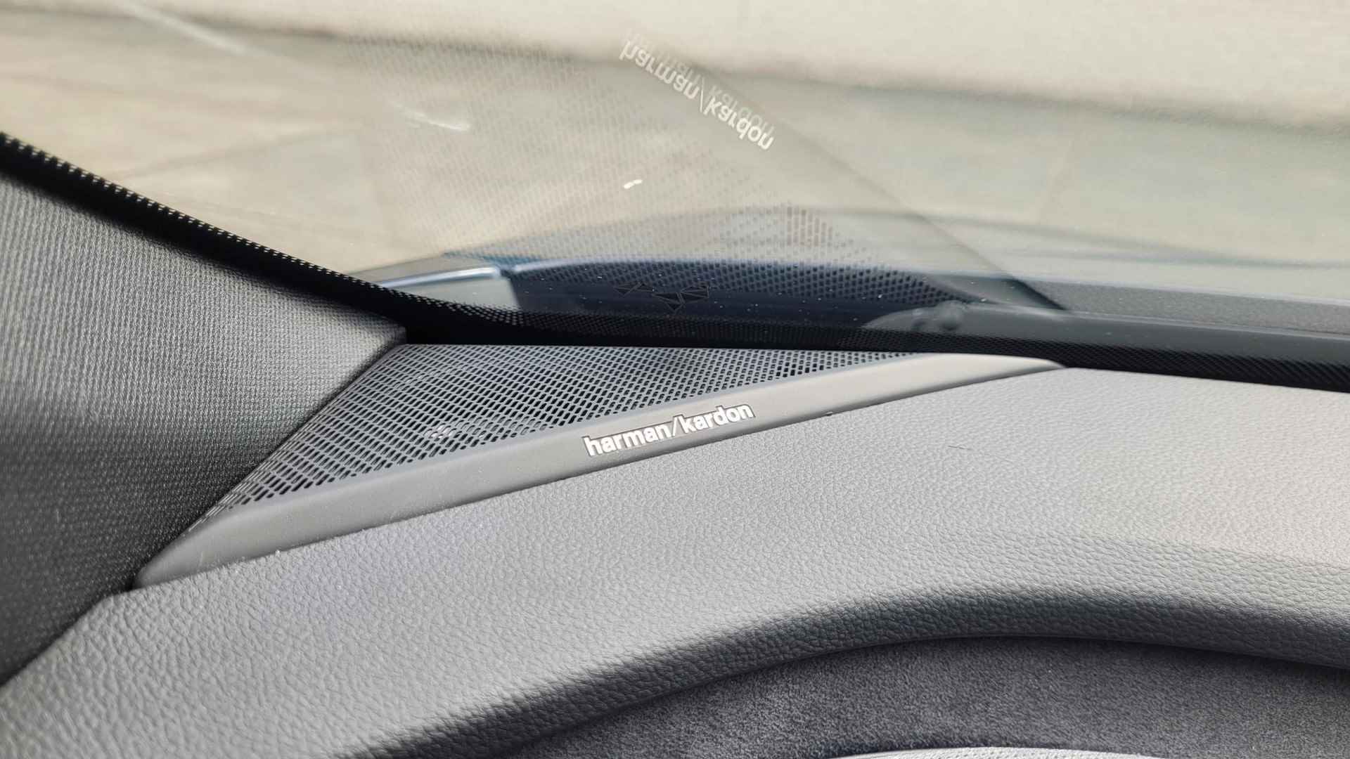 Renault Megane E-Tech EV40 Boost Charge Techno | Harman Kardon Audio | Pack Advanced Drive Assist | Warmtepomp | Camera | 20" LMV | Draadloze Smartphonelader | Two-Tone - 22/25