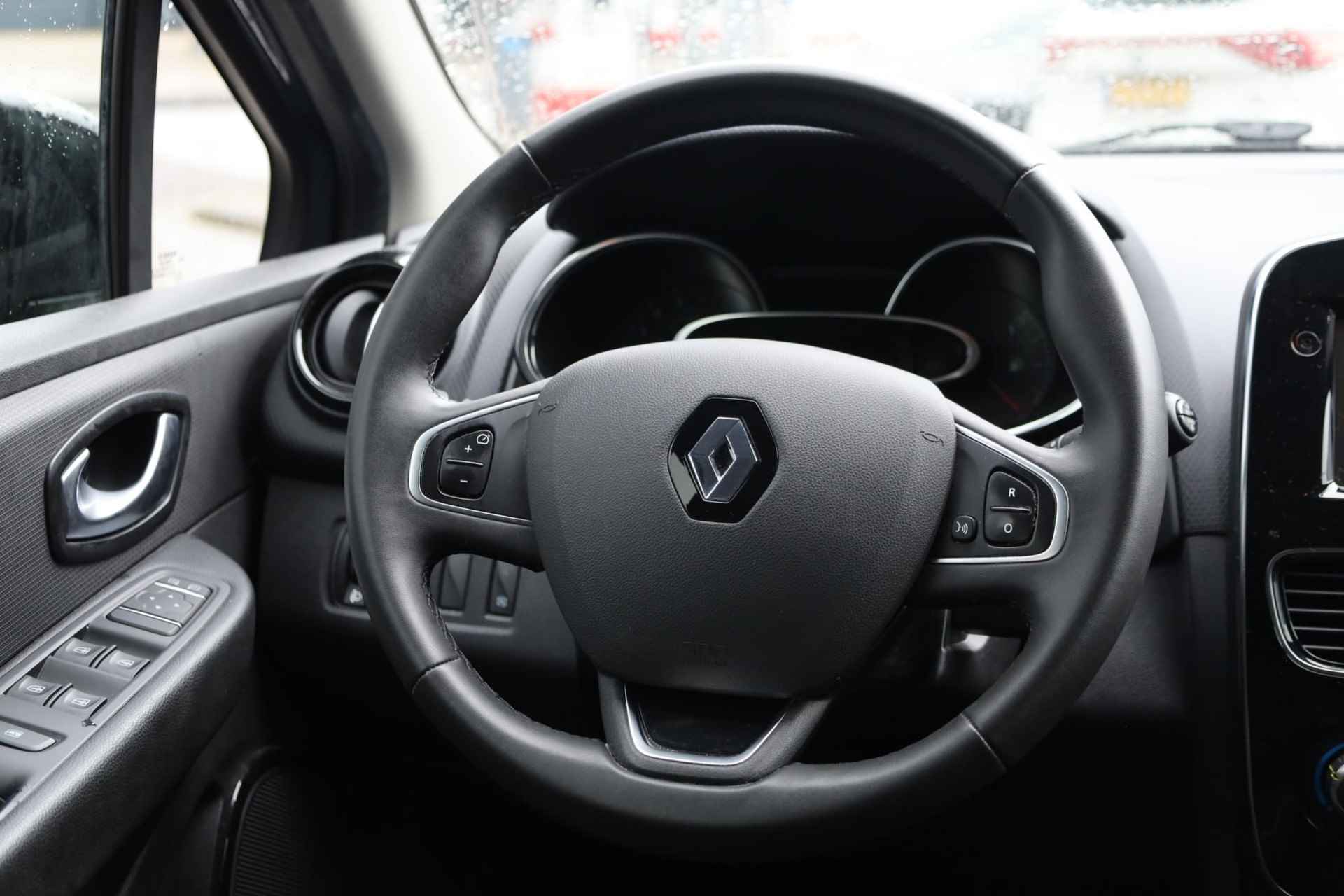 Renault Clio 0.9 TCe Limited 90PK / 66kW, navigatie, 16" lmv, privacy glas, apple carplay, parkeersensoren, cruise control, airco, keyless start & entry, 1e eigenaar NL auto - 19/28