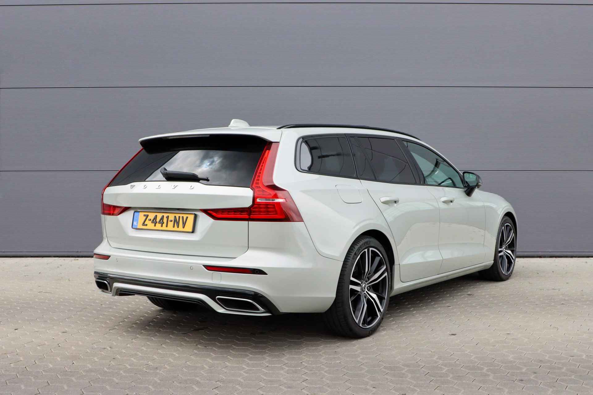 Volvo V60 T6 Recharge AWD R-Design | PHEV | Panoramadak |  Adaptieve cruise |  360°cam  | Trekhaak | Rijklaarprijs - incl.garantie - 3/57