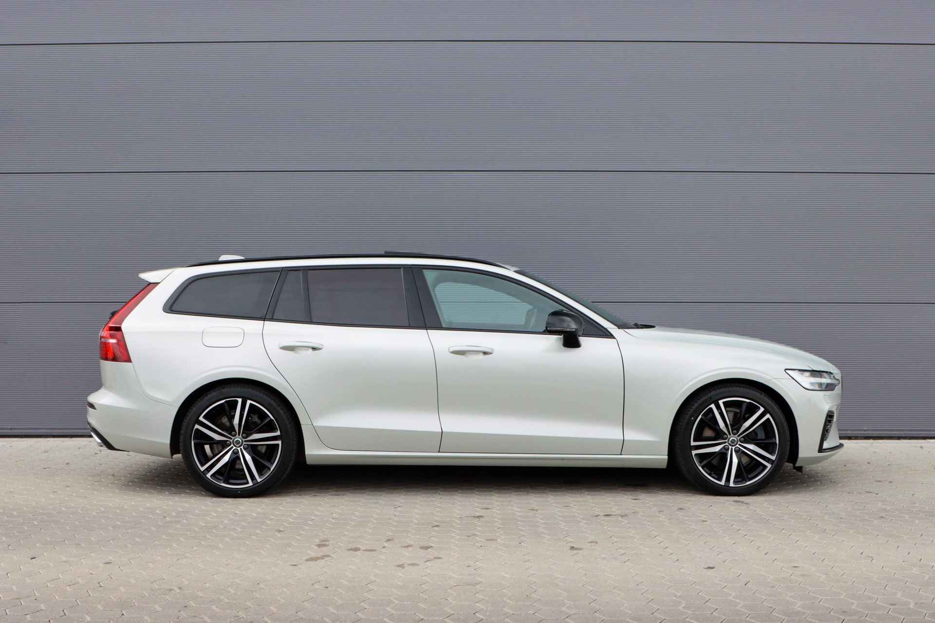 Volvo V60 T6 Recharge AWD R-Design | PHEV | Panoramadak |  Adaptieve cruise |  360°cam  | Trekhaak | Rijklaarprijs - incl.garantie - 20/57