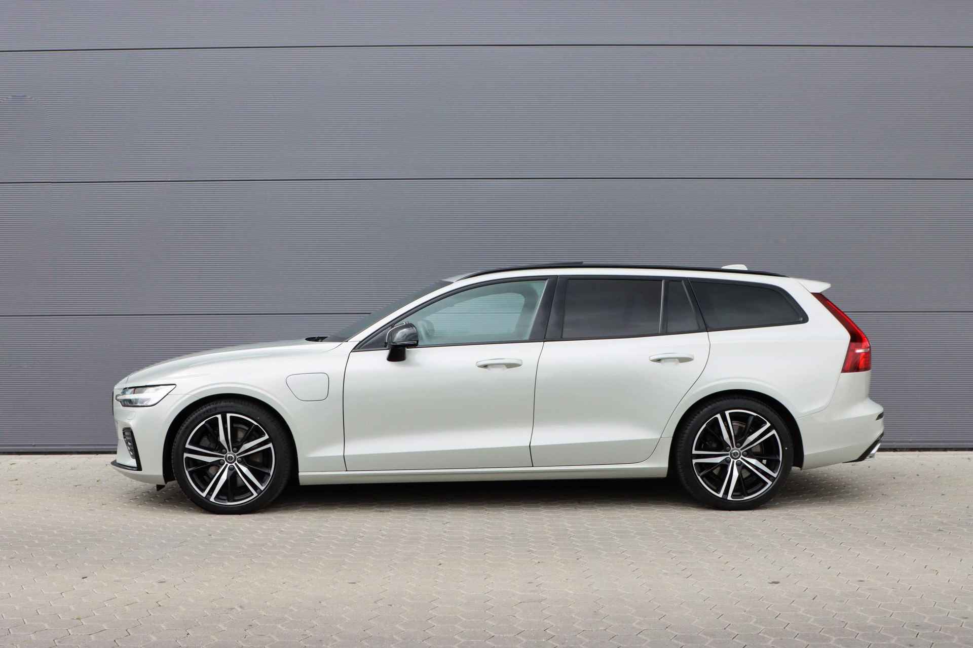 Volvo V60 T6 Recharge AWD R-Design | PHEV | Panoramadak |  Adaptieve cruise |  360°cam  | Trekhaak | Rijklaarprijs - incl.garantie - 21/57