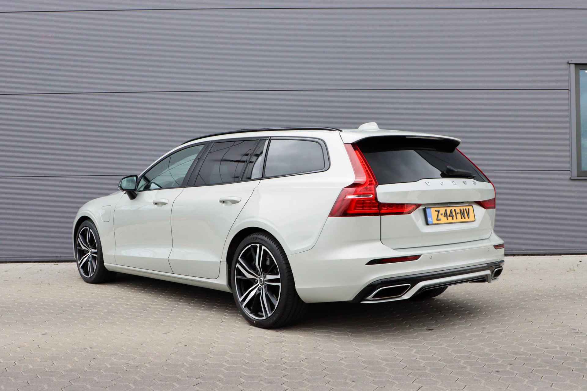 Volvo V60 T6 Recharge AWD R-Design | PHEV | Panoramadak |  Adaptieve cruise |  360°cam  | Trekhaak | Rijklaarprijs - incl.garantie - 22/57