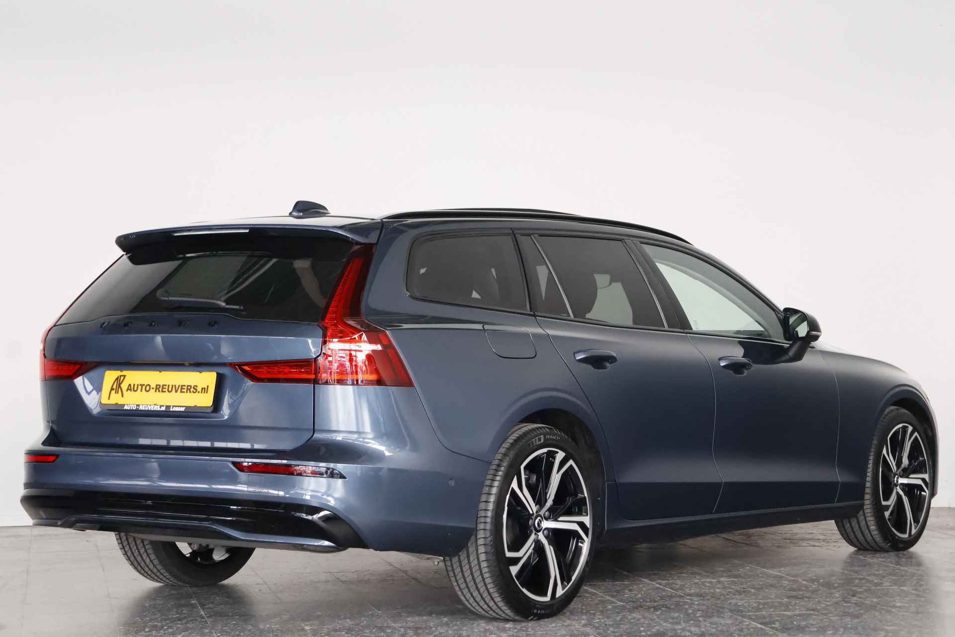 Volvo V60 2.0 B4 Ultimate Dark Panorama / Opendak /Leder / HUD / Pilot Assist / HarmanKardon / CarPlay - 2/43