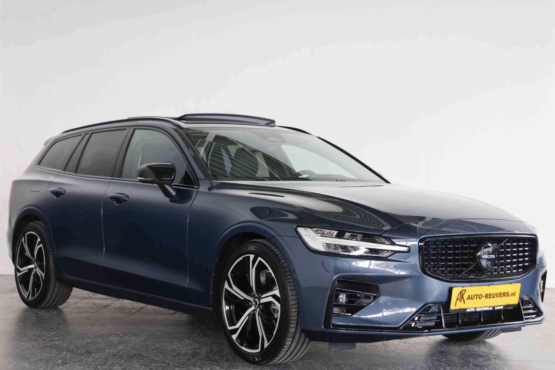 Volvo V60 2.0 B4 Ultimate Dark Panorama / Opendak /Leder / HUD / Pilot Assist / HarmanKardon / CarPlay - 4/43