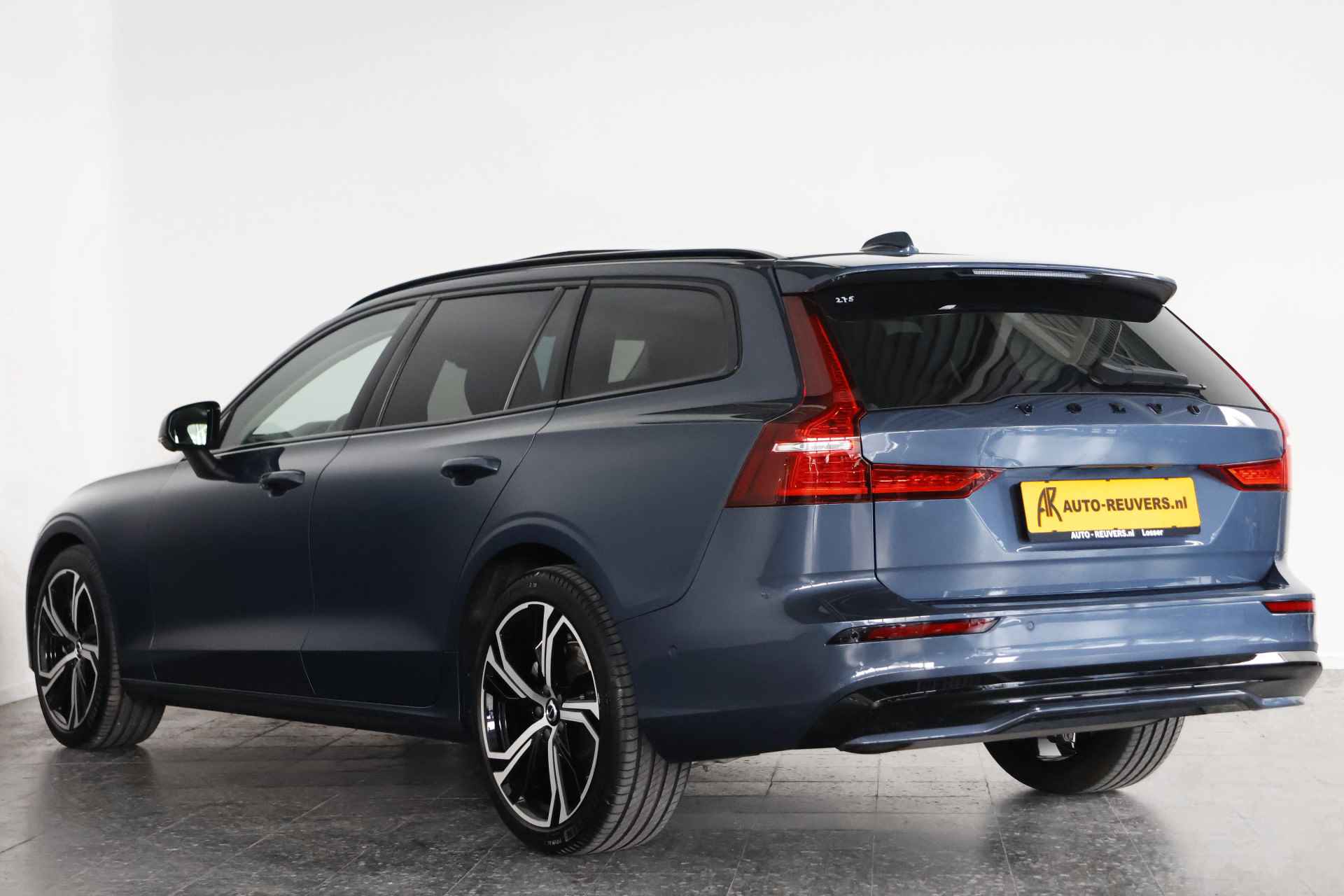 Volvo V60 2.0 B4 Ultimate Dark Panorama / Opendak /Leder / HUD / Pilot Assist / HarmanKardon / CarPlay - 5/43