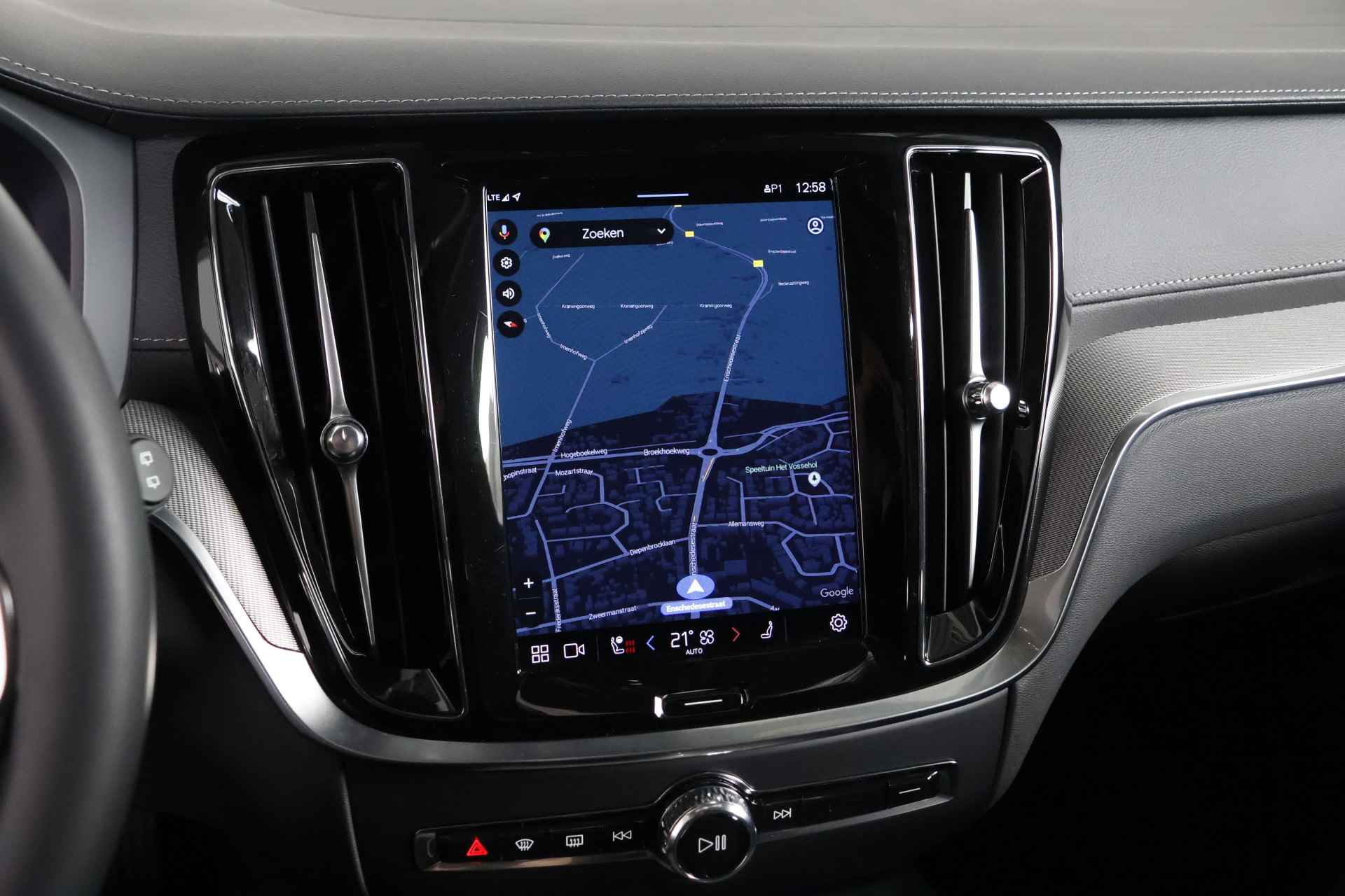 Volvo V60 2.0 B4 Ultimate Dark Panorama / Opendak /Leder / HUD / Pilot Assist / HarmanKardon / CarPlay - 16/43