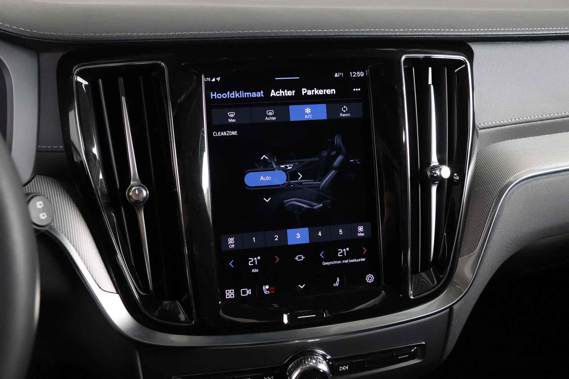 Volvo V60 2.0 B4 Ultimate Dark Panorama / Opendak /Leder / HUD / Pilot Assist / HarmanKardon / CarPlay - 30/43