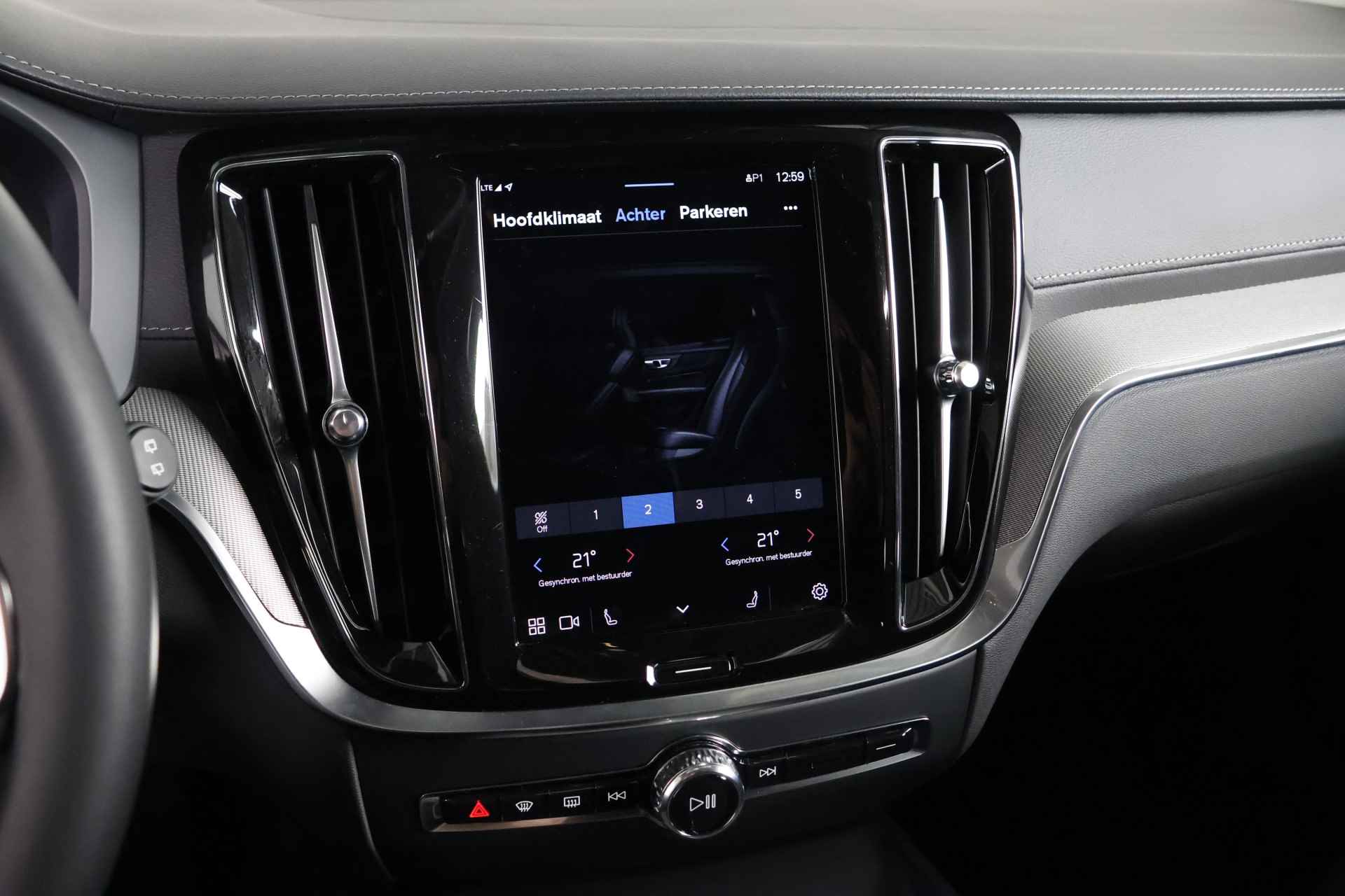 Volvo V60 2.0 B4 Ultimate Dark Panorama / Opendak /Leder / HUD / Pilot Assist / HarmanKardon / CarPlay - 31/43