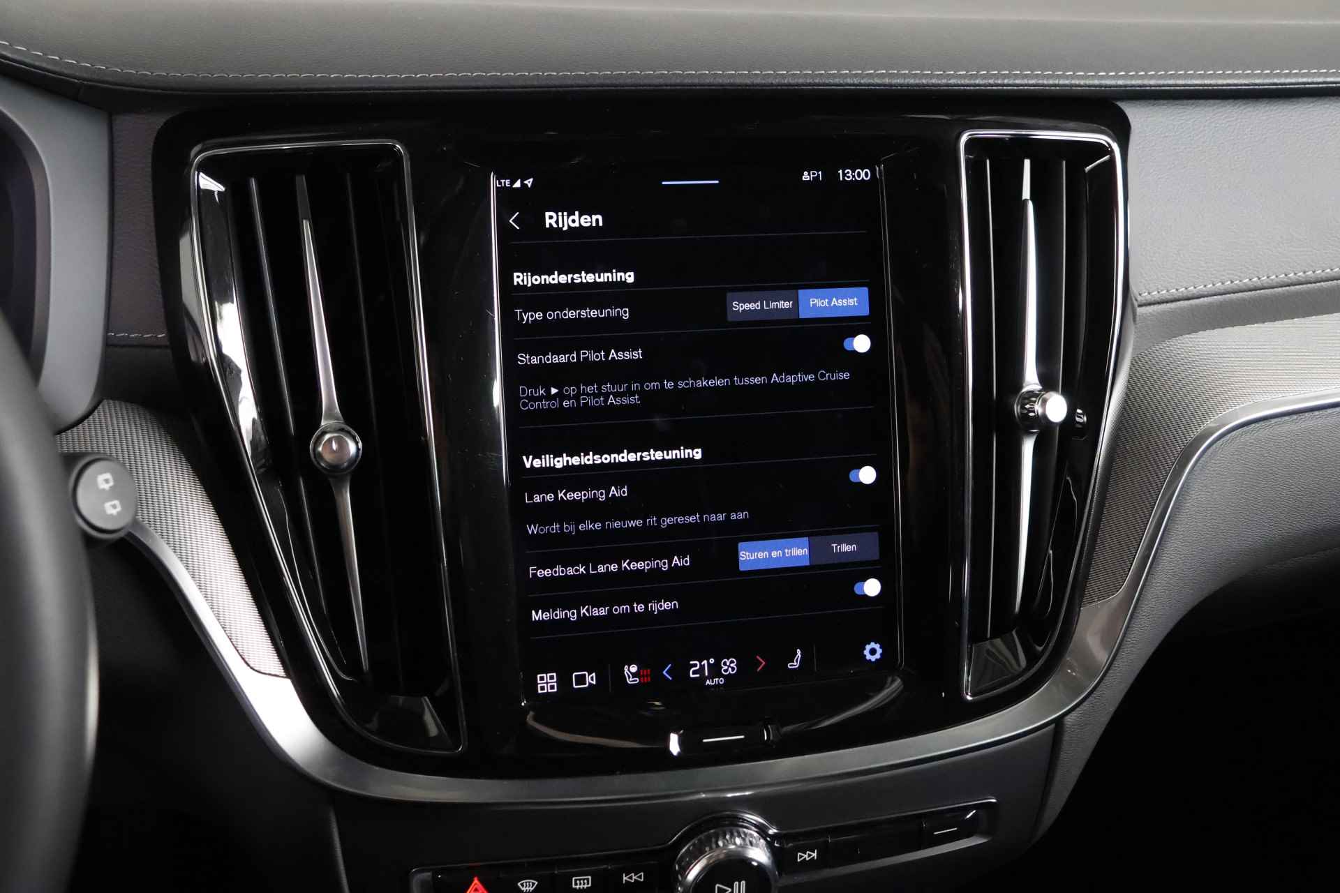 Volvo V60 2.0 B4 Ultimate Dark Panorama / Opendak /Leder / HUD / Pilot Assist / HarmanKardon / CarPlay - 33/43