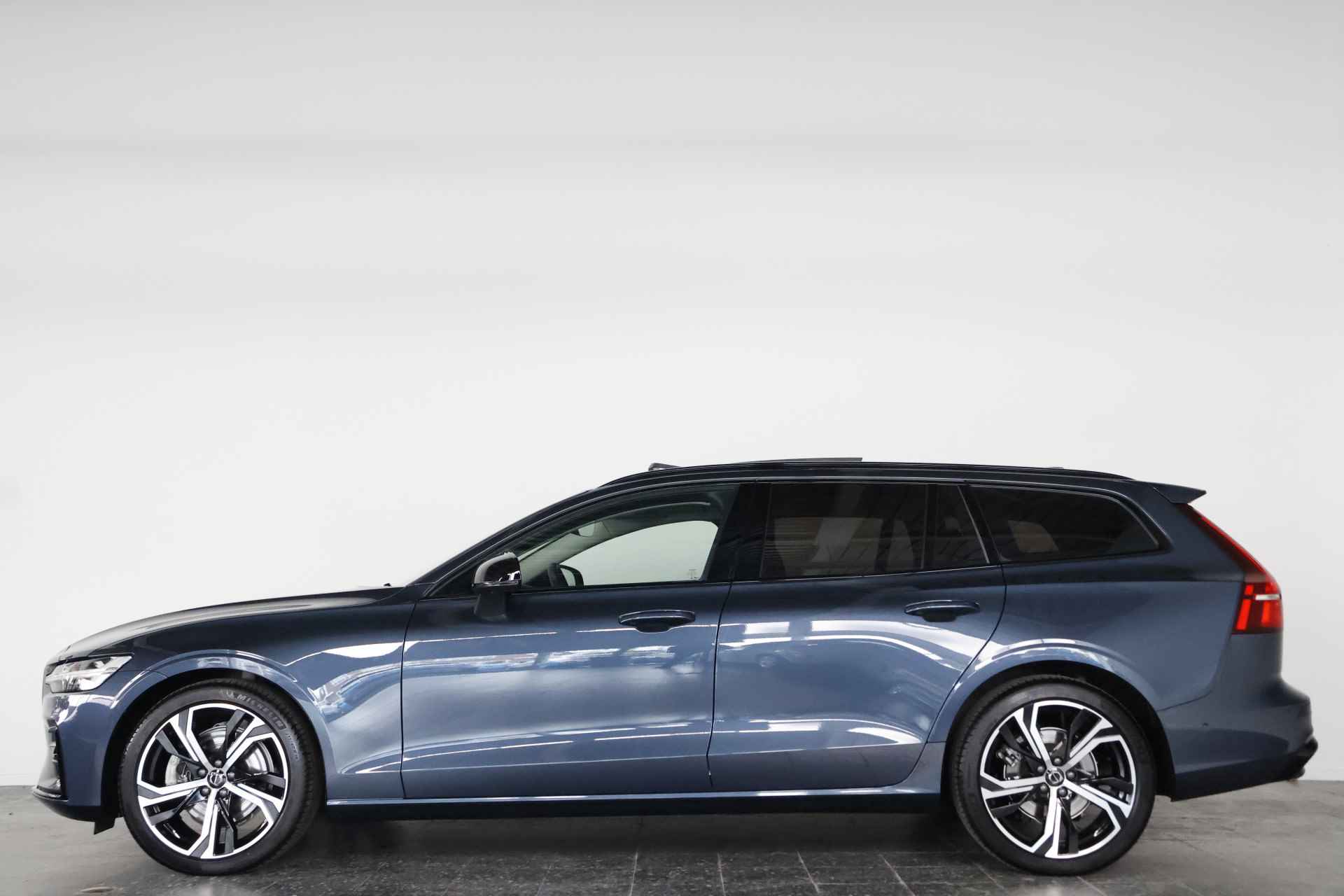 Volvo V60 2.0 B4 Ultimate Dark Panorama / Opendak /Leder / HUD / Pilot Assist / HarmanKardon / CarPlay - 43/43