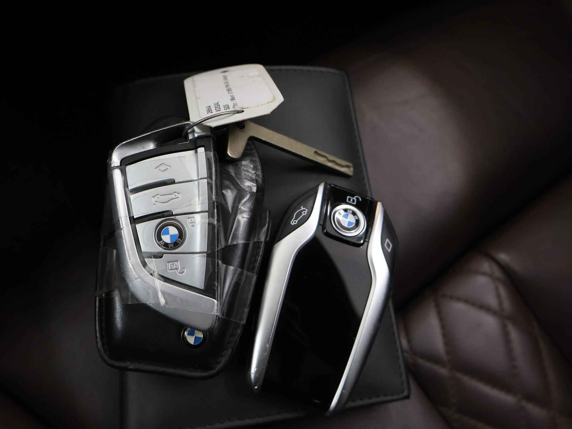 BMW 5-serie 520i High Executive M-Sport | Navigatie | Parkeercamera | Dodehoekdetectie | Stoelverwarming | Trekhaak | DAB | Exclusief Leder | HUD | Schuif/Kanteldak | - 31/50