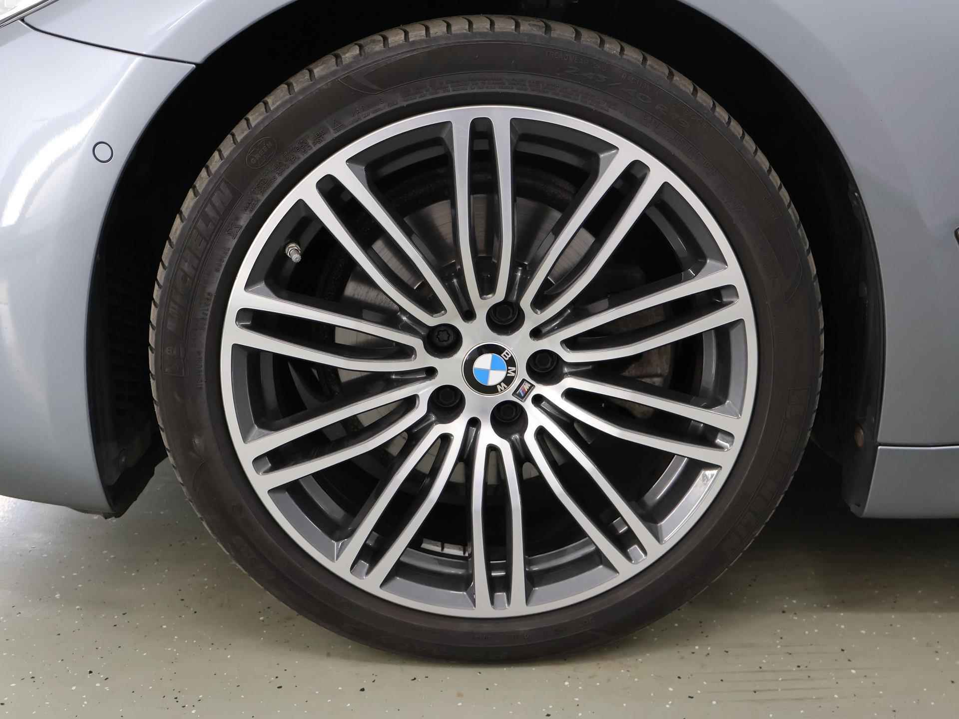 BMW 5-serie 520i High Executive M-Sport | Navigatie | Parkeercamera | Dodehoekdetectie | Stoelverwarming | Trekhaak | DAB | Exclusief Leder | HUD | Schuif/Kanteldak | - 47/50