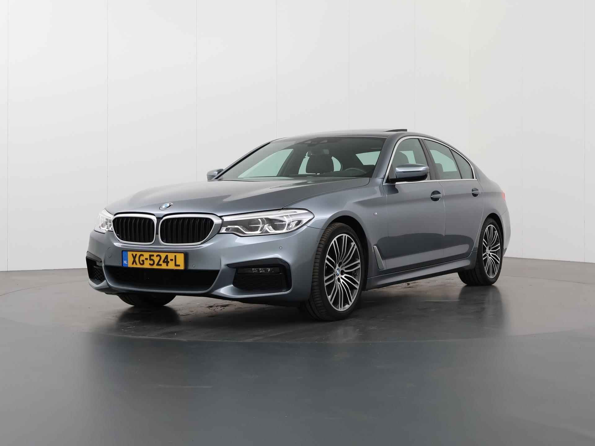 BMW 5-serie 520i High Executive M-Sport | Navigatie | Parkeercamera | Dodehoekdetectie | Stoelverwarming | Trekhaak | DAB | Exclusief Leder | HUD | Schuif/Kanteldak | - 50/50