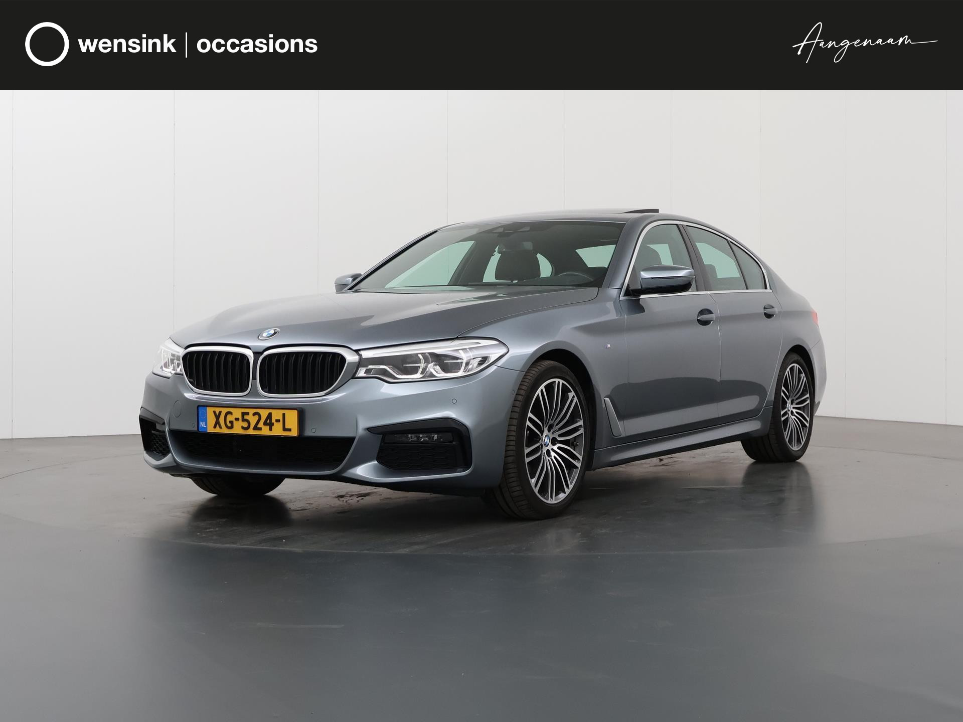BMW 5-serie 520i High Executive M-Sport | Navigatie | Parkeercamera | Dodehoekdetectie | Stoelverwarming | Trekhaak | DAB | Exclusief Leder | HUD | Schuif/Kanteldak | bij viaBOVAG.nl