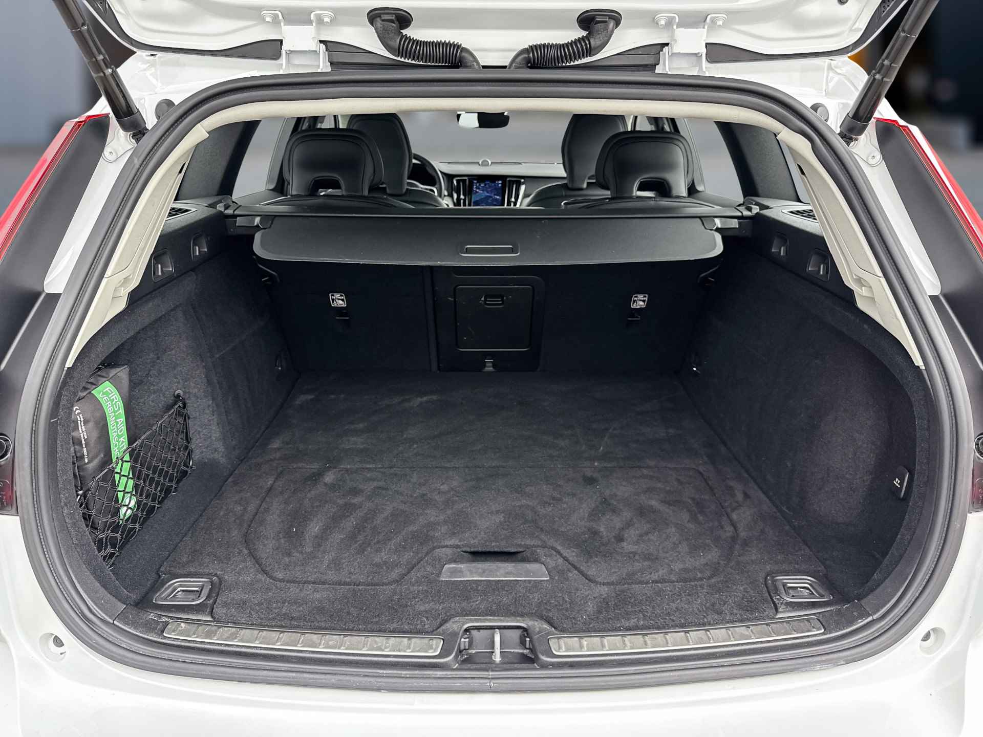 Volvo V60 Cross Country B5 AWD Ultimate | 20" | Bowers & Wilkins | Nappa leder | Stoelventilatie/massage | 360 Camera | Trekhaak | Gelamin - 33/37