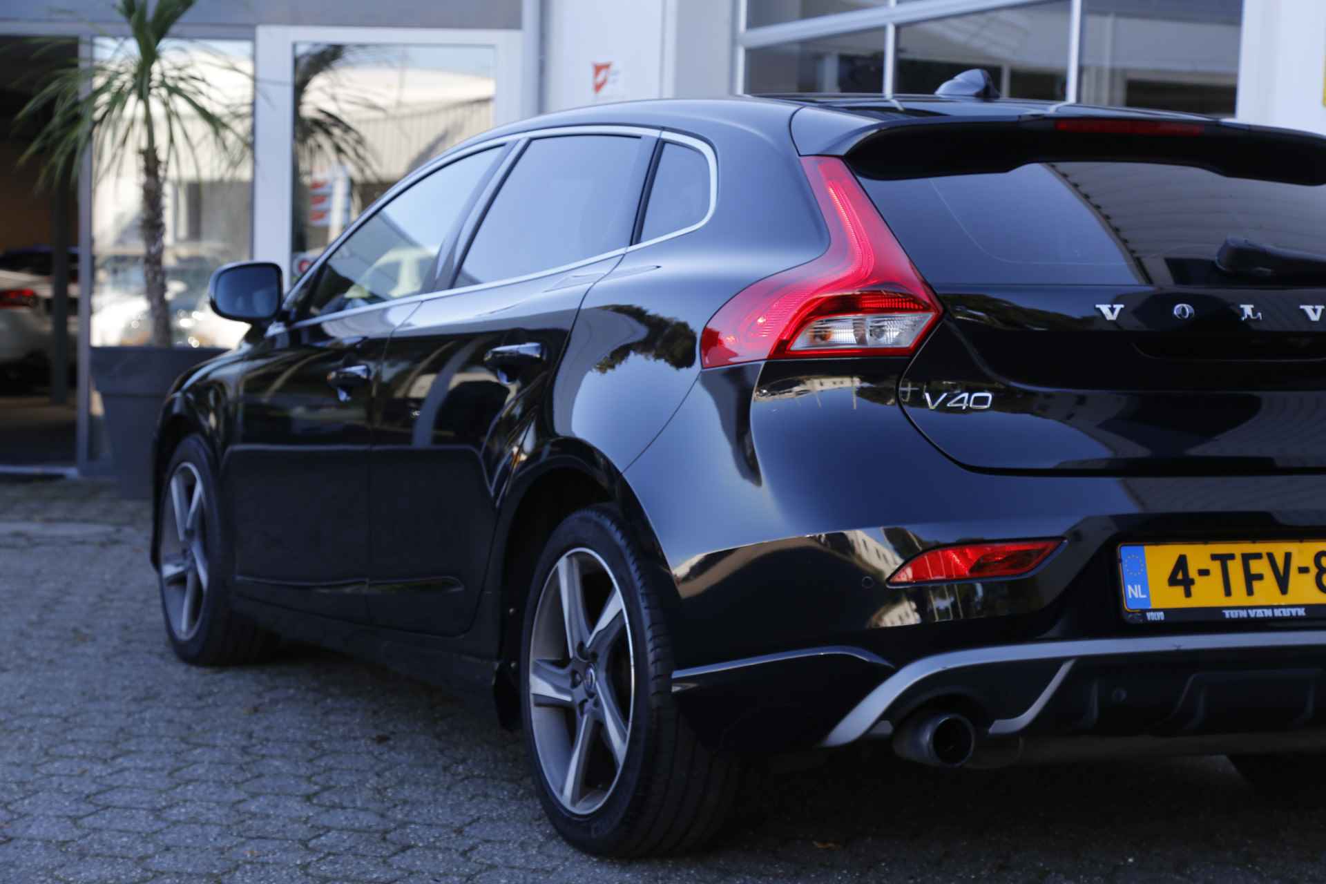 Volvo V40 1.6 T2 R-Design*NL-Auto*Perfect Onderh.*BTW*Afneemb. Trekhaak/Camera/Stoelverw./Cruise-Control/Climate-Control/Parkeersens.V+A/1 - 25/55