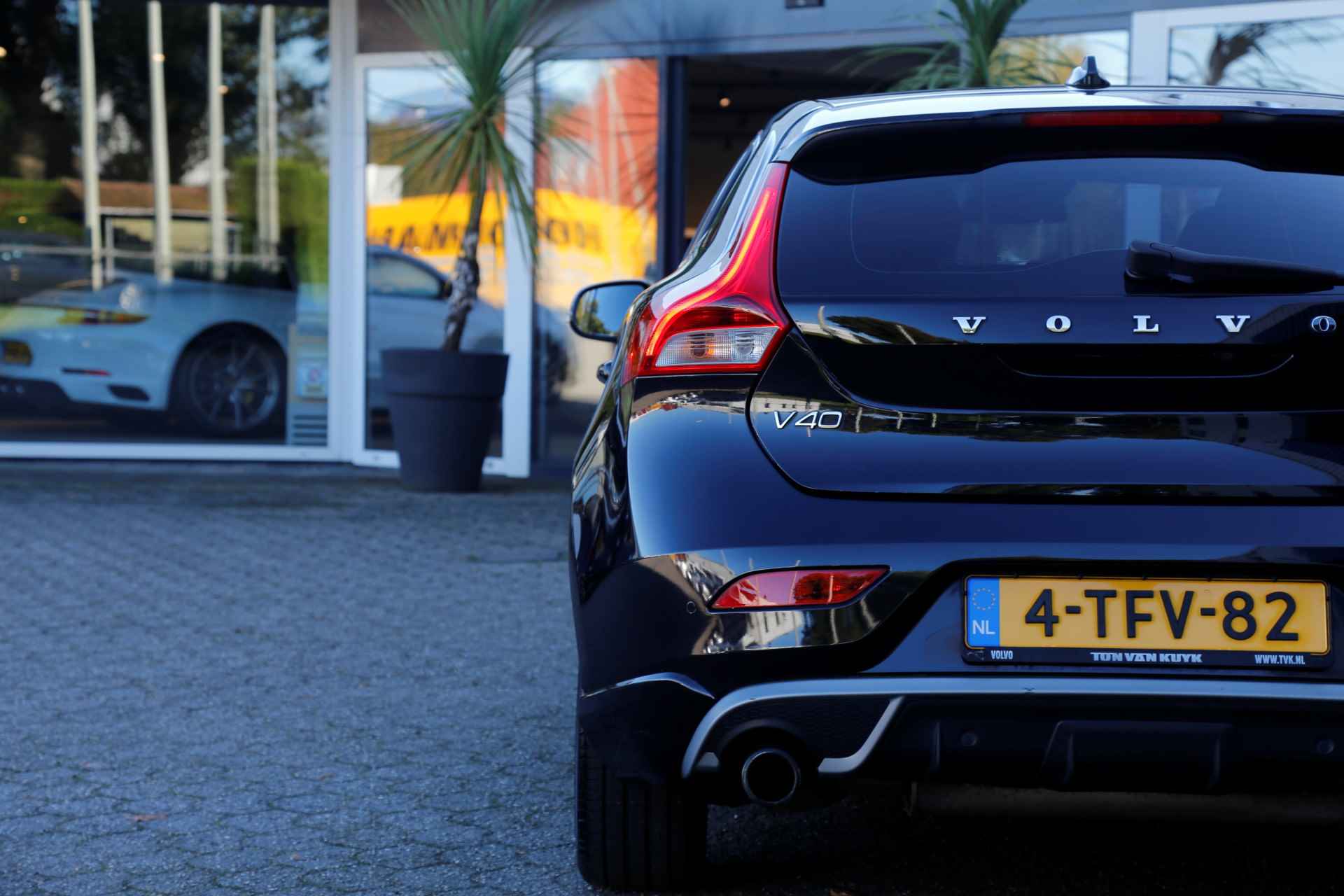 Volvo V40 1.6 T2 R-Design*NL-Auto*Perfect Onderh.*BTW*Afneemb. Trekhaak/Camera/Stoelverw./Cruise-Control/Climate-Control/Parkeersens.V+A/1 - 26/55