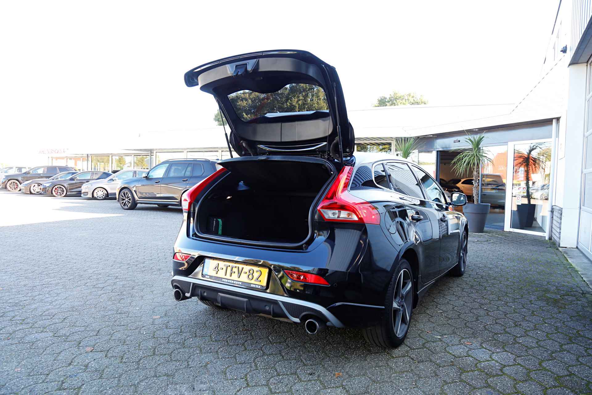 Volvo V40 1.6 T2 R-Design*NL-Auto*Perfect Onderh.*BTW*Afneemb. Trekhaak/Camera/Stoelverw./Cruise-Control/Climate-Control/Parkeersens.V+A/1 - 28/55