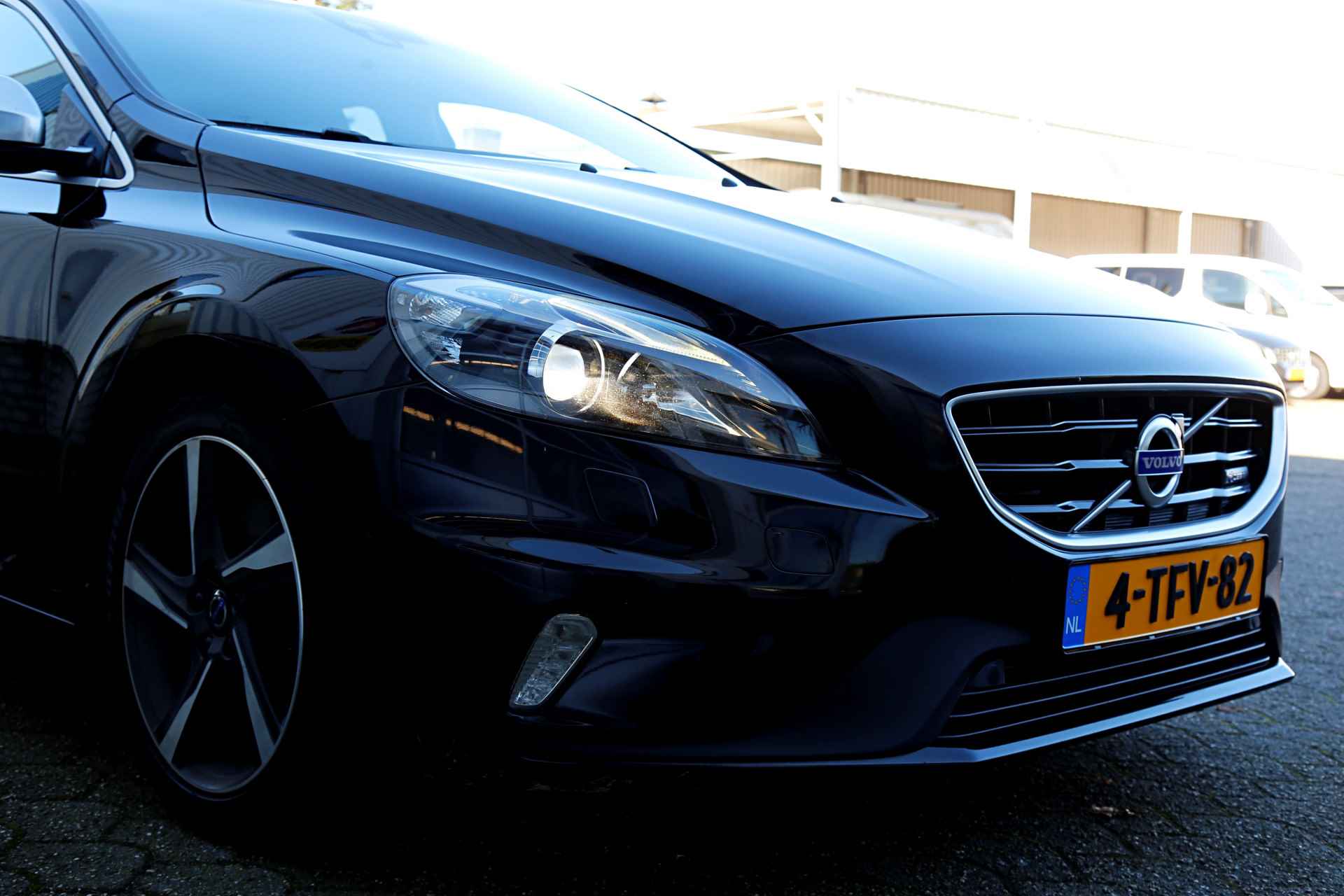 Volvo V40 1.6 T2 R-Design*NL-Auto*Perfect Onderh.*BTW*Afneemb. Trekhaak/Camera/Stoelverw./Cruise-Control/Climate-Control/Parkeersens.V+A/1 - 44/55