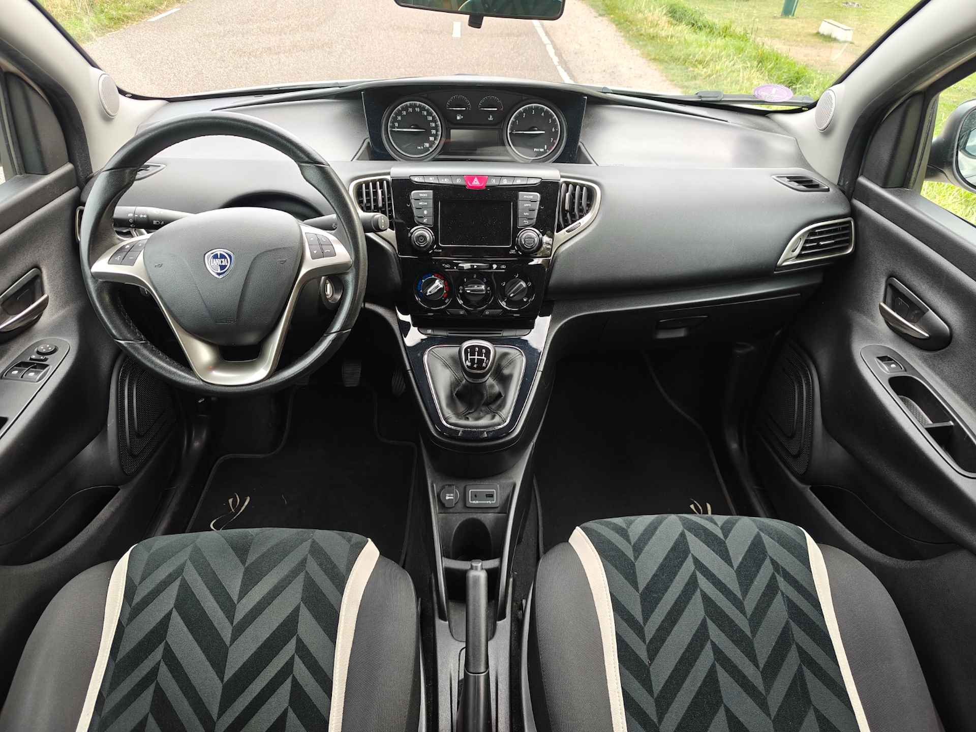 Lancia Ypsilon 1.2 Opening Edition | 1e eigenaar | Navigatie | Cruise control - 2/32