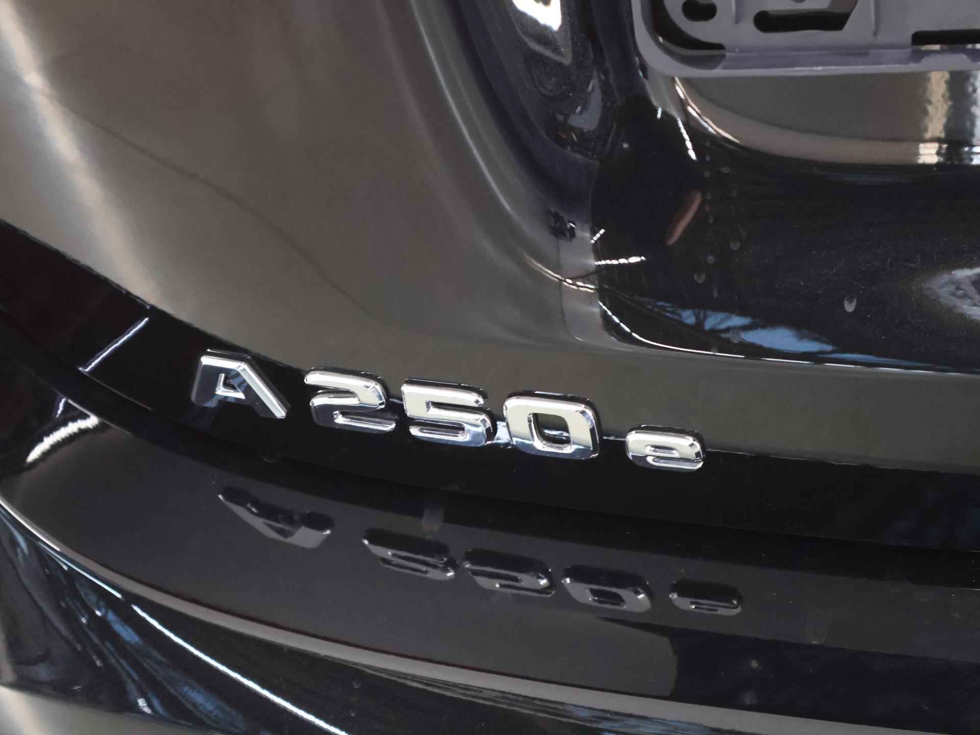 Mercedes-Benz A-Klasse 250 e AMG Line Night pakket | Pananorama-schuifdak | Sfeerverlichting | Achteruitrijcamera | Stoelverwarming | DAB+ Radio | High-performance LED - 41/44