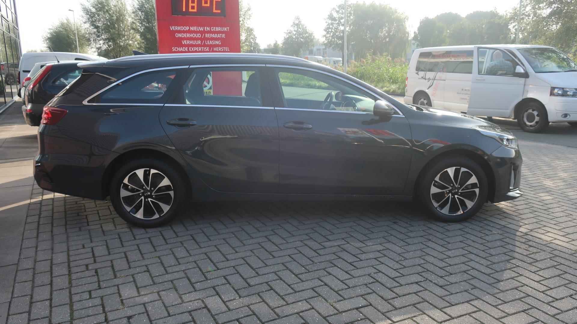 Kia CEED 1.6 GDi PHEV DynamicPlusLine - 2/38