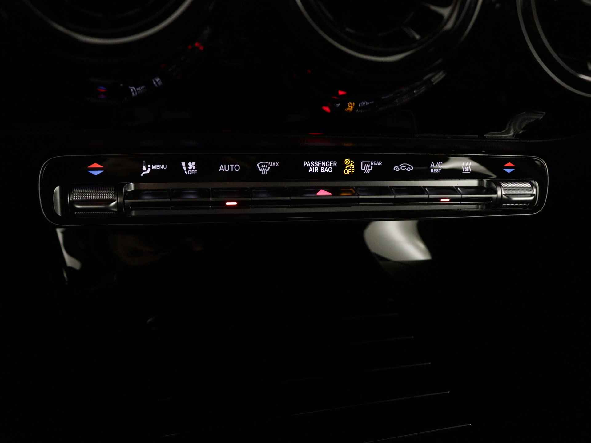 Mercedes-Benz A-Klasse 250 e Star Edition | Dodehoekassistent | 	Extra USB-poorten | Spiegelpakket | High-performance led-koplampen | Parkeerpakket met achteruitrijcamera | Verwarmde stoelen vooraan | - 10/37