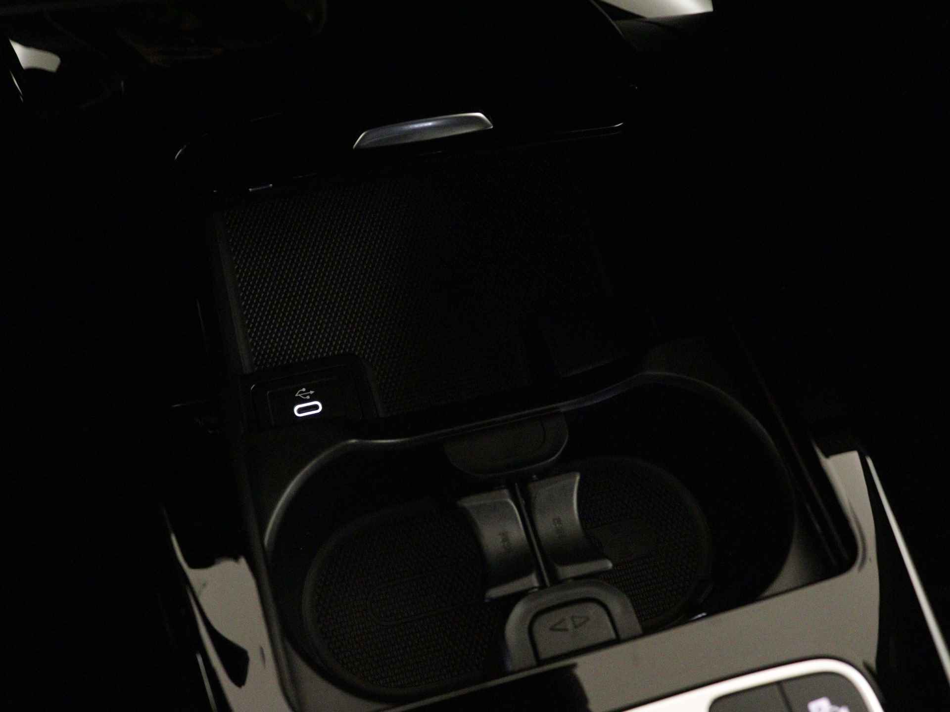 Mercedes-Benz A-Klasse 250 e Star Edition | Dodehoekassistent | 	Extra USB-poorten | Spiegelpakket | High-performance led-koplampen | Parkeerpakket met achteruitrijcamera | Verwarmde stoelen vooraan | - 11/37