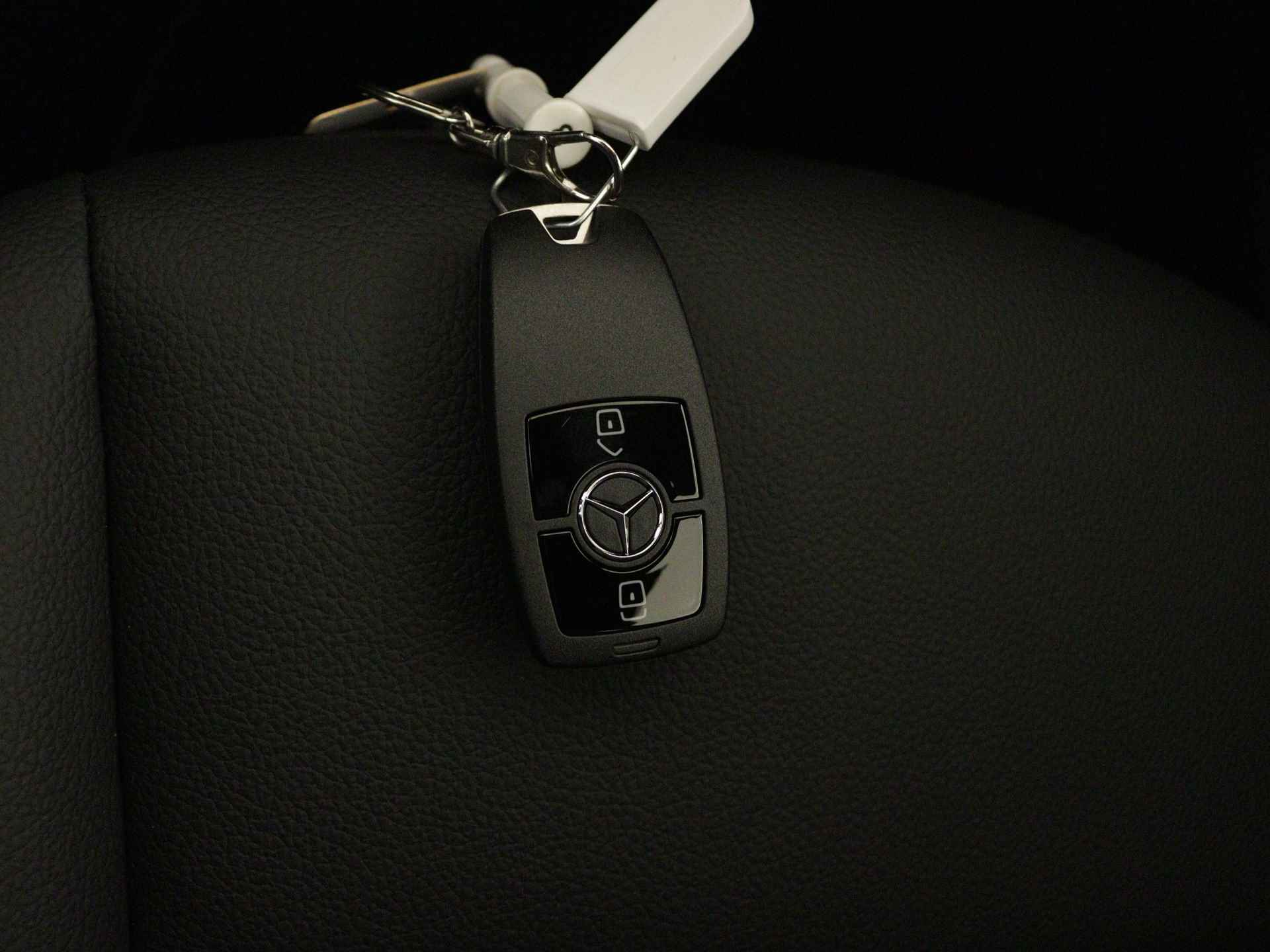Mercedes-Benz A-Klasse 250 e Star Edition | Dodehoekassistent | 	Extra USB-poorten | Spiegelpakket | High-performance led-koplampen | Parkeerpakket met achteruitrijcamera | Verwarmde stoelen vooraan | - 12/37