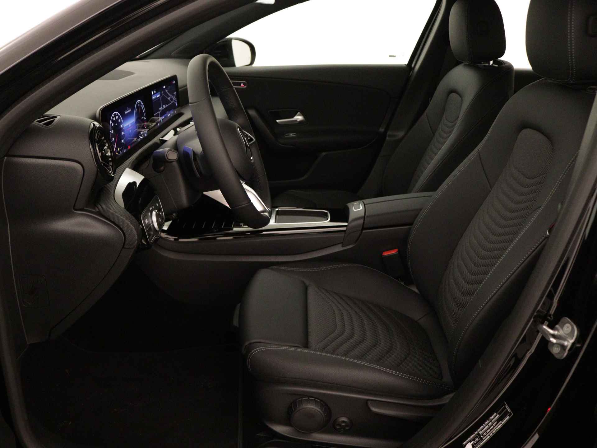 Mercedes-Benz A-Klasse 250 e Star Edition | Dodehoekassistent | 	Extra USB-poorten | Spiegelpakket | High-performance led-koplampen | Parkeerpakket met achteruitrijcamera | Verwarmde stoelen vooraan | - 16/37