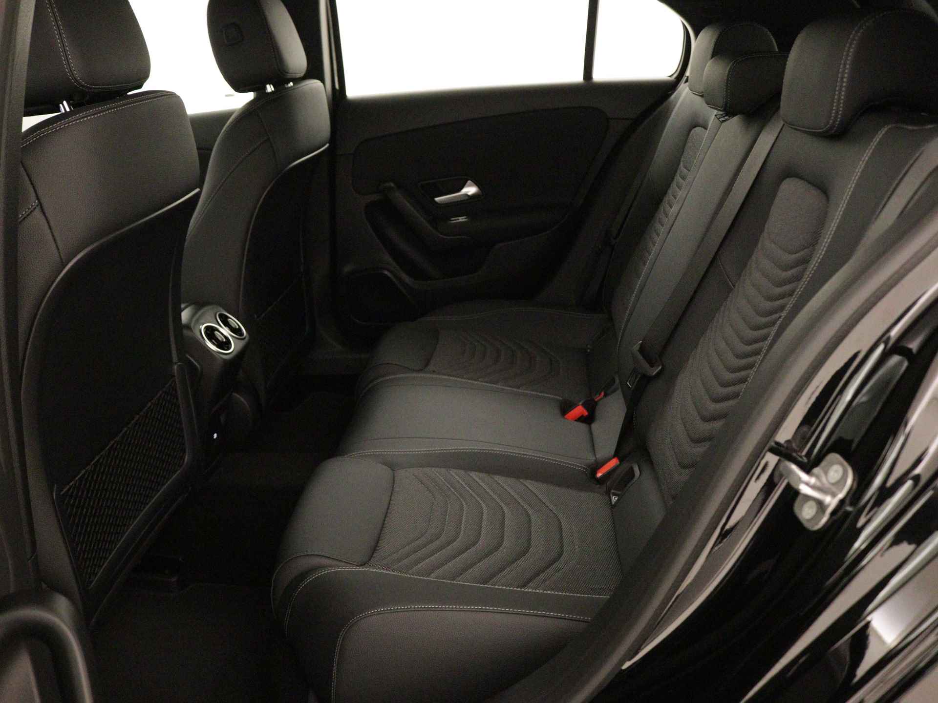 Mercedes-Benz A-Klasse 250 e Star Edition | Dodehoekassistent | 	Extra USB-poorten | Spiegelpakket | High-performance led-koplampen | Parkeerpakket met achteruitrijcamera | Verwarmde stoelen vooraan | - 17/37