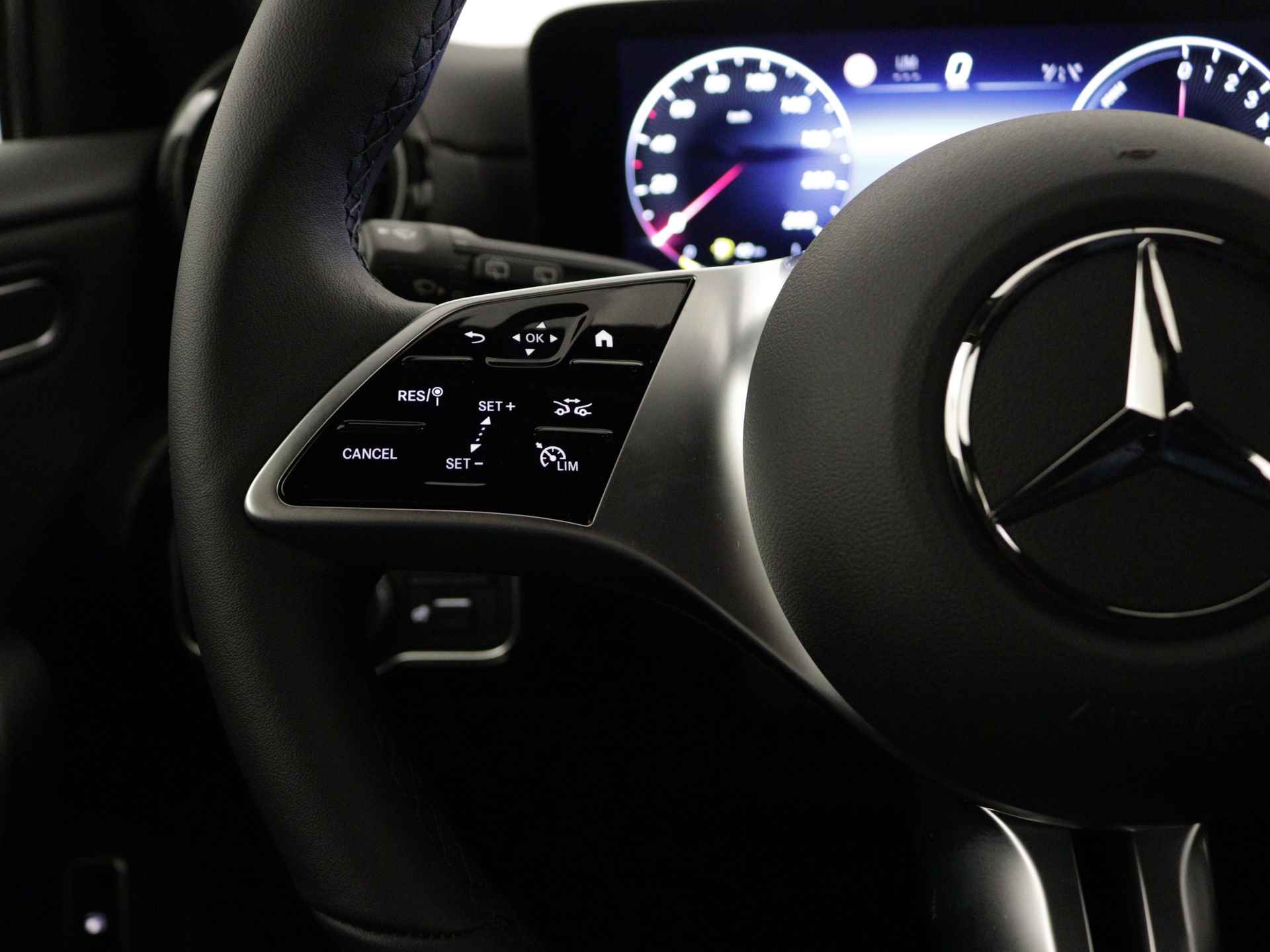 Mercedes-Benz A-Klasse 250 e Star Edition | Dodehoekassistent | 	Extra USB-poorten | Spiegelpakket | High-performance led-koplampen | Parkeerpakket met achteruitrijcamera | Verwarmde stoelen vooraan | - 19/37