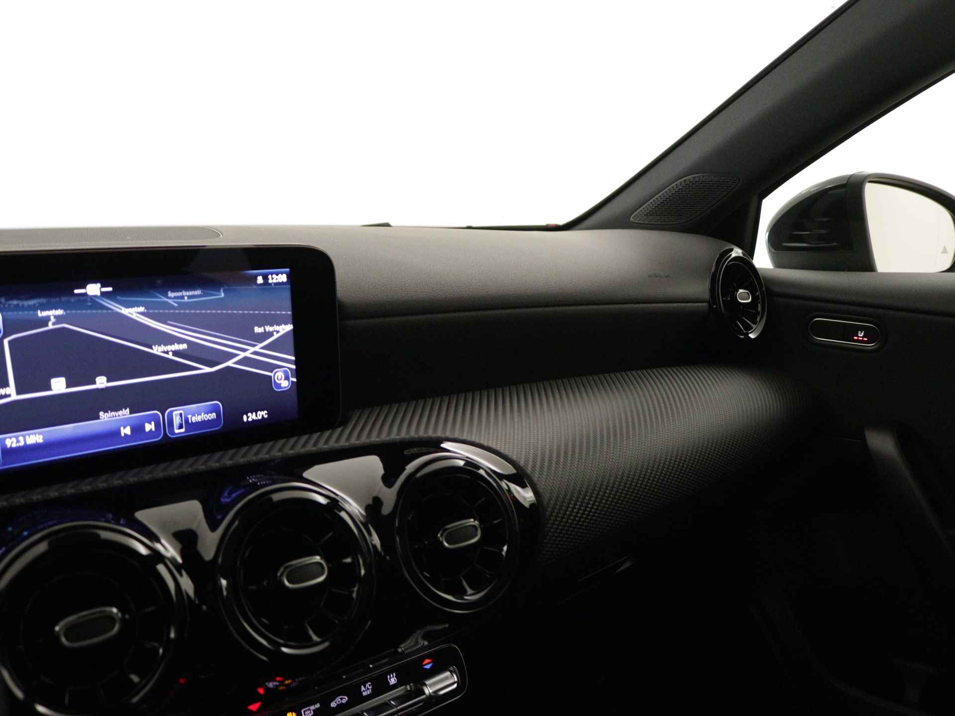 Mercedes-Benz A-Klasse 250 e Star Edition | Dodehoekassistent | 	Extra USB-poorten | Spiegelpakket | High-performance led-koplampen | Parkeerpakket met achteruitrijcamera | Verwarmde stoelen vooraan | - 21/37