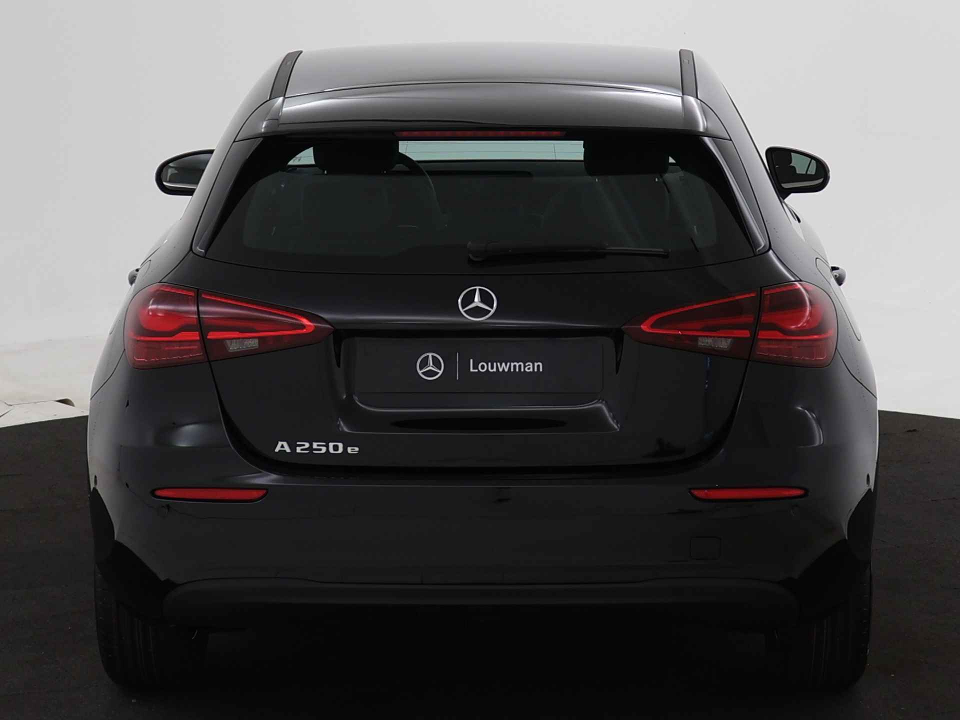 Mercedes-Benz A-Klasse 250 e Star Edition | Dodehoekassistent | 	Extra USB-poorten | Spiegelpakket | High-performance led-koplampen | Parkeerpakket met achteruitrijcamera | Verwarmde stoelen vooraan | - 25/37